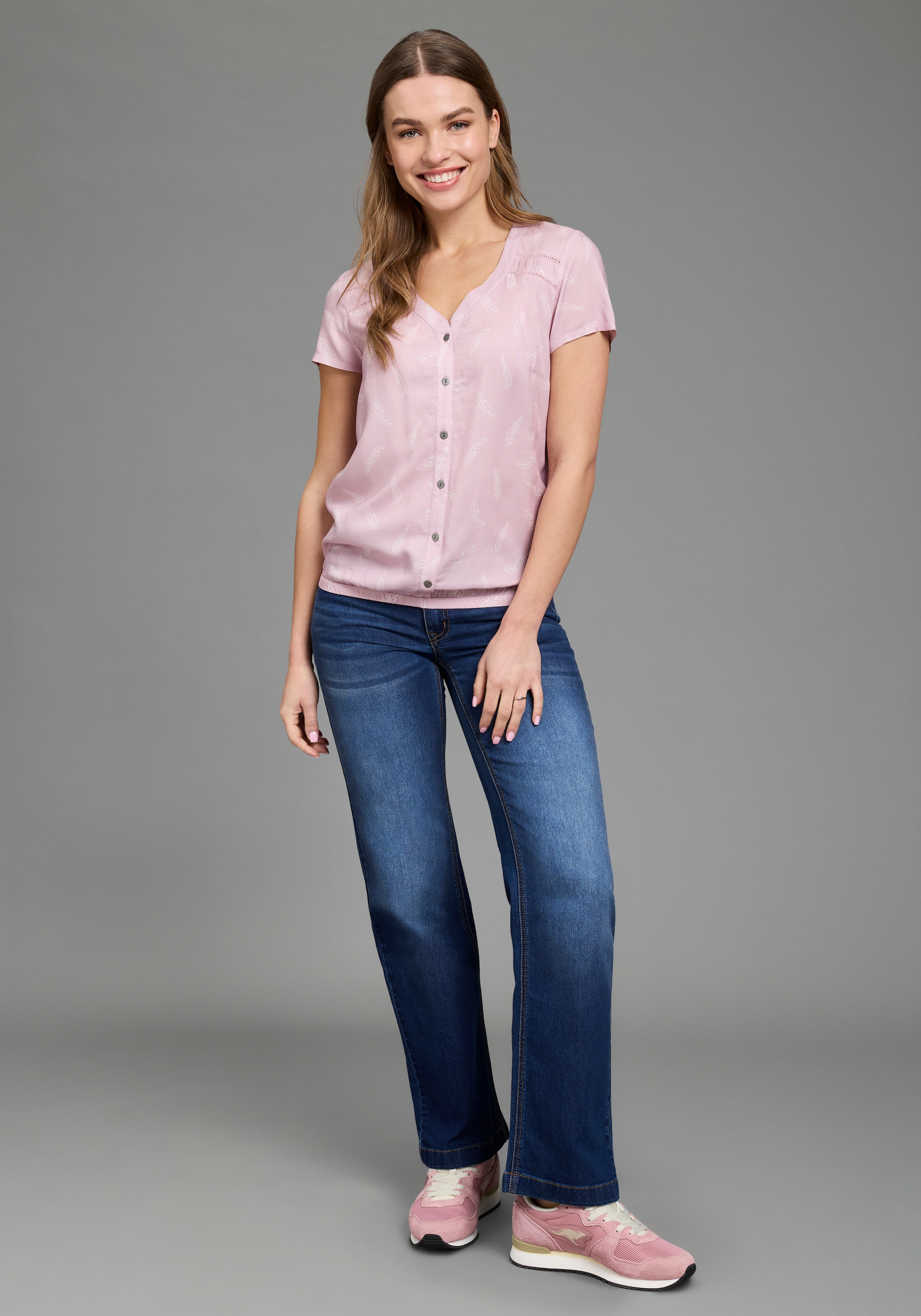 KangaROOS Blouse à manches courtes mit Federprint, figurumspielende Passform, herzförmiger Ausschnitt