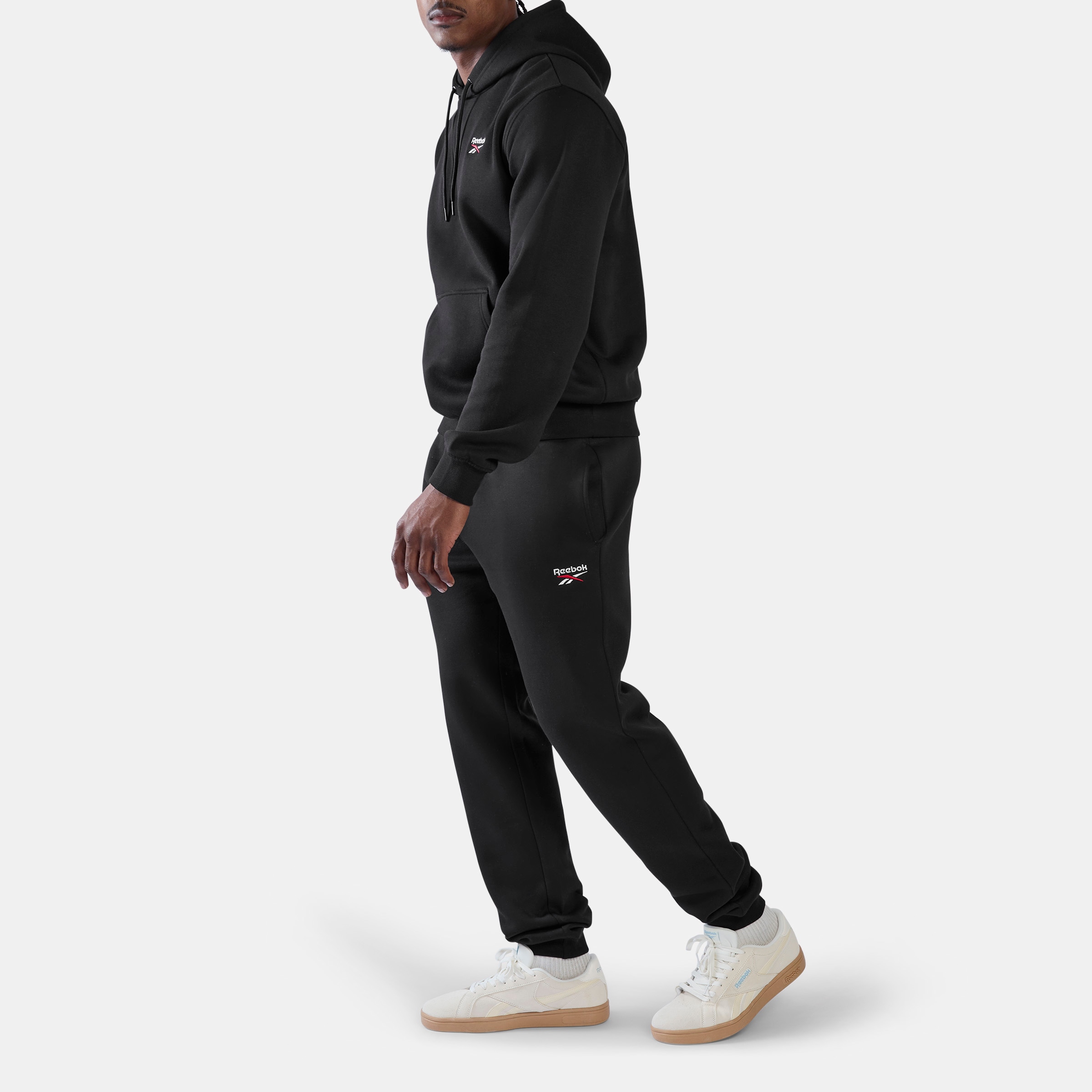 Reebok Pantalon de jogging »ID 2-COLOUR LOGO FLEECE CUFFED JOG PANT«  Jogginghose für Sportmode, aus Baumwolle und Polyester