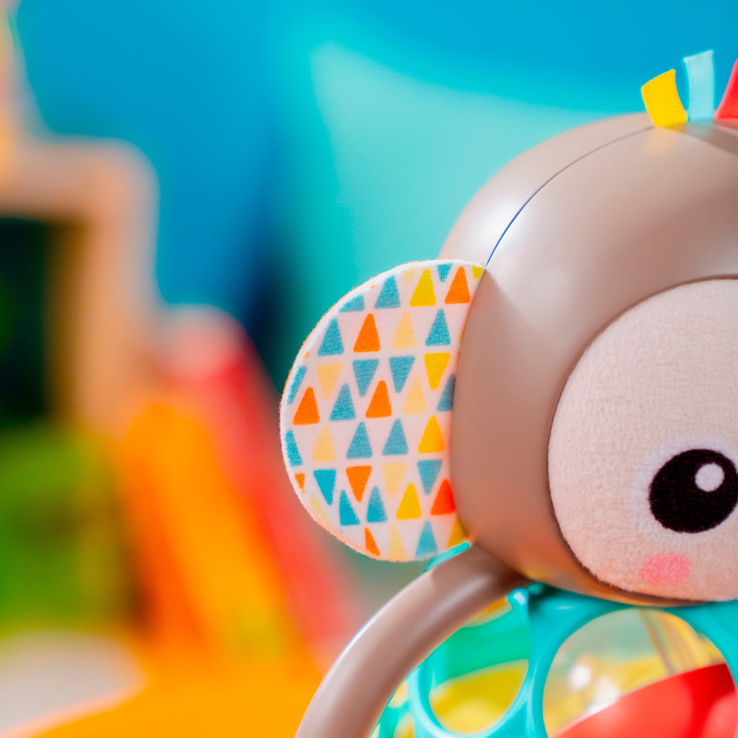 Bright Starts Greifspielzeug »Grab & Giggle Monkey™ Multi-Sensory Toy« mit Sound