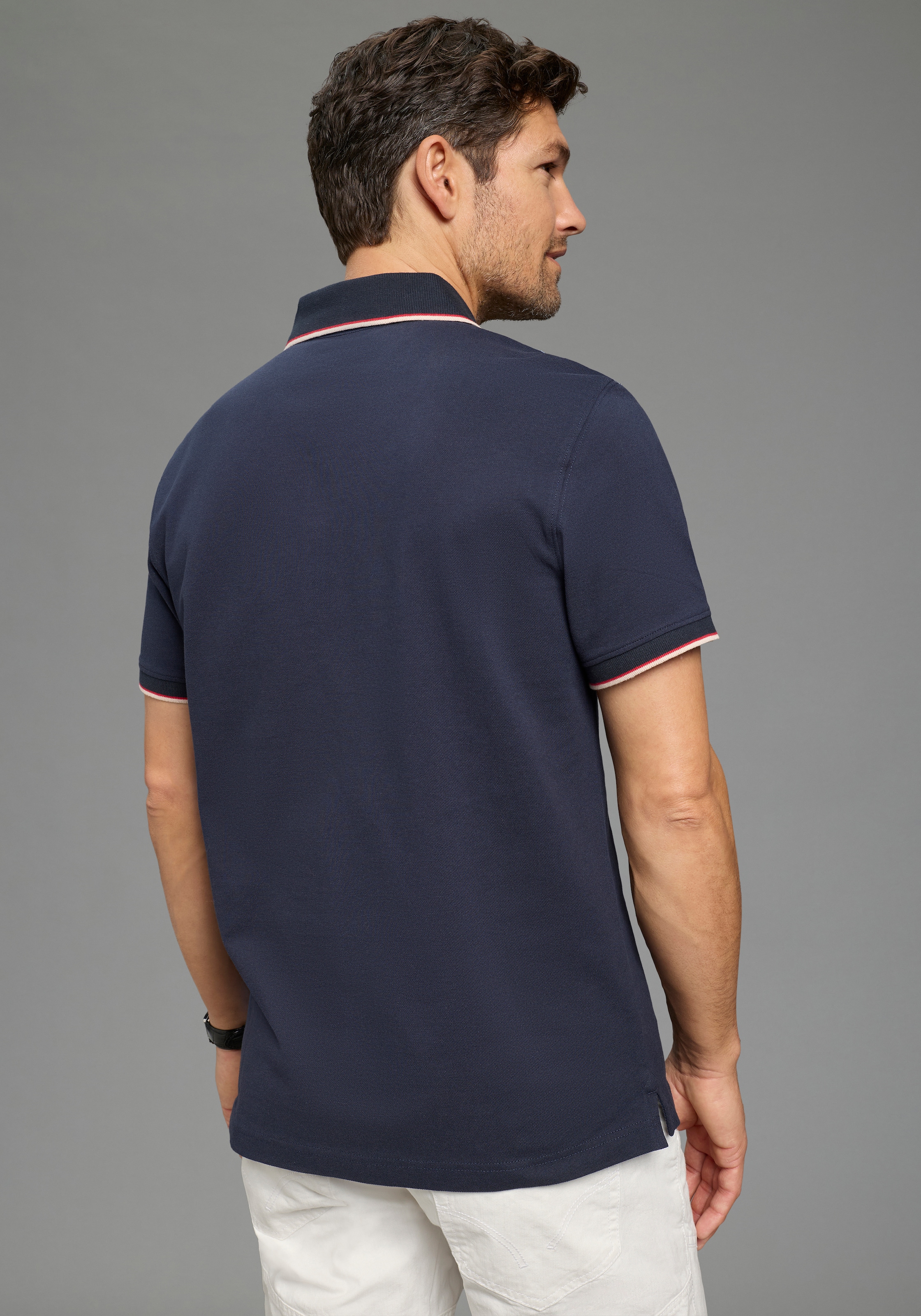 Man's World Polo »Neue Kollektion!« normale Passform, Kurzarm, mit Print und Badge, aus Piqué-Material