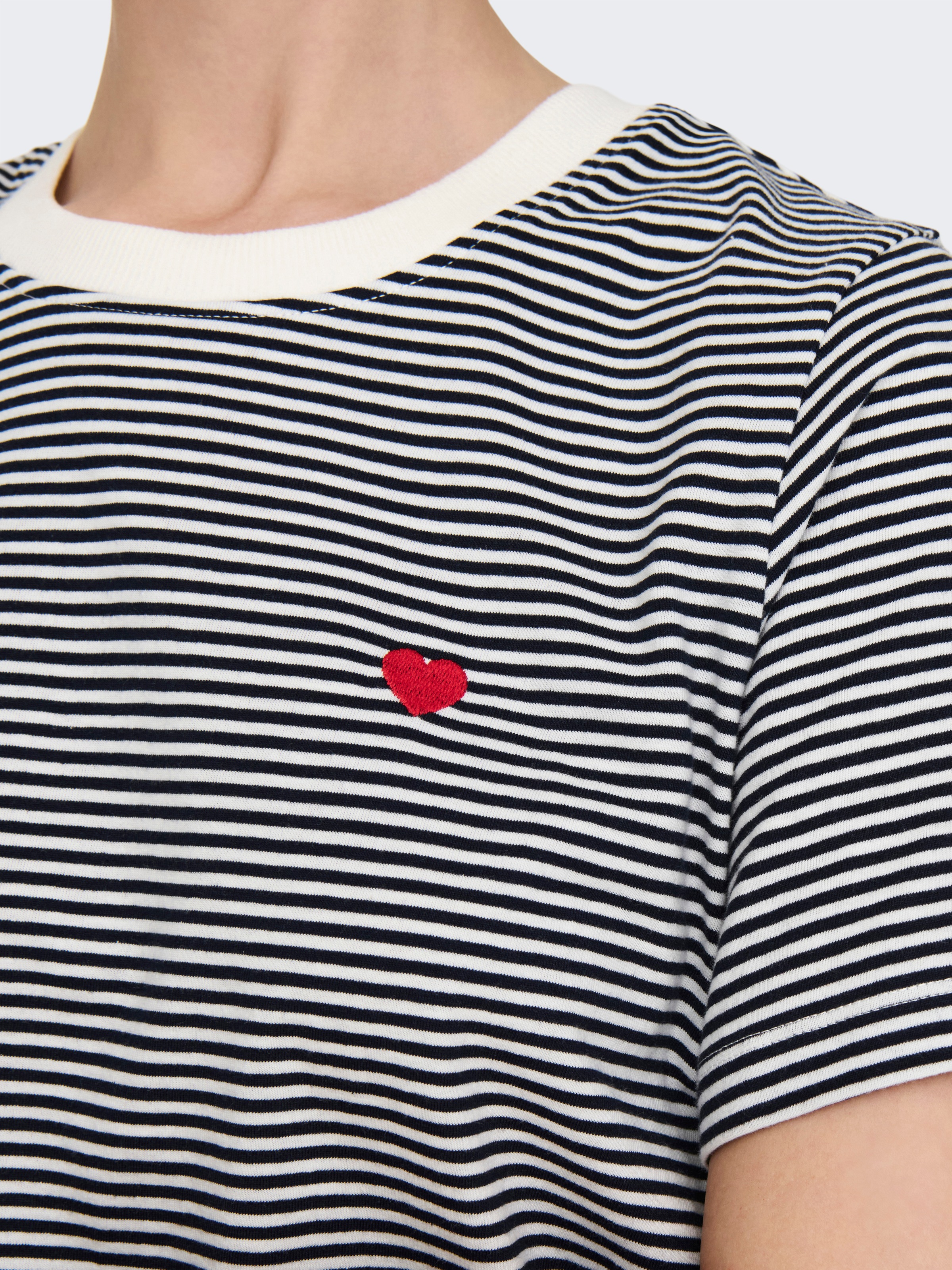 JDY Kurzarmshirt »JDYPISA S/S PRINT TOP JRS NOOS« mit Herz Stickerei