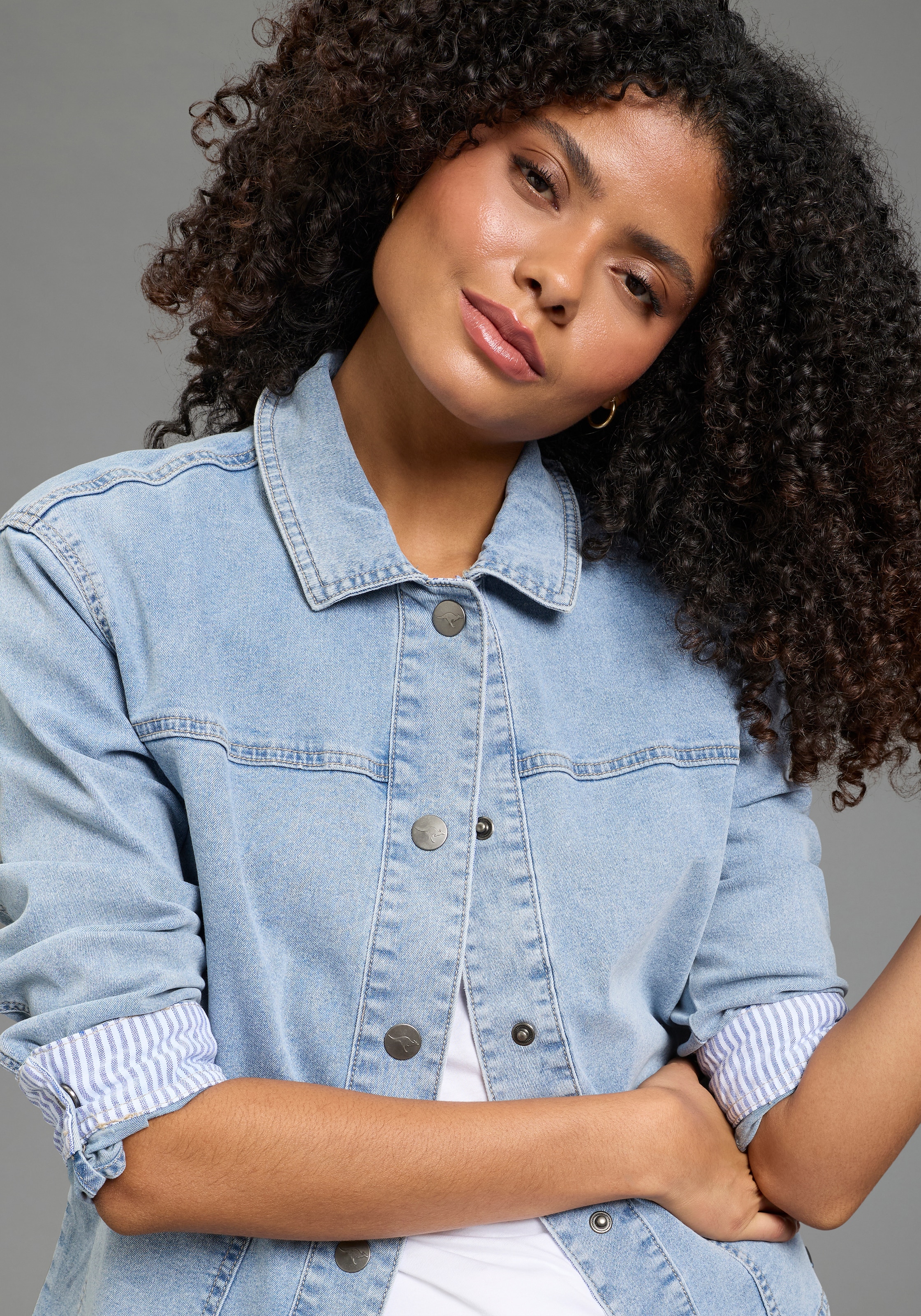 KangaROOS Veste en jean modischer Stil, normaler Kragen, aufgesetzte Taschen, Comfort Fit