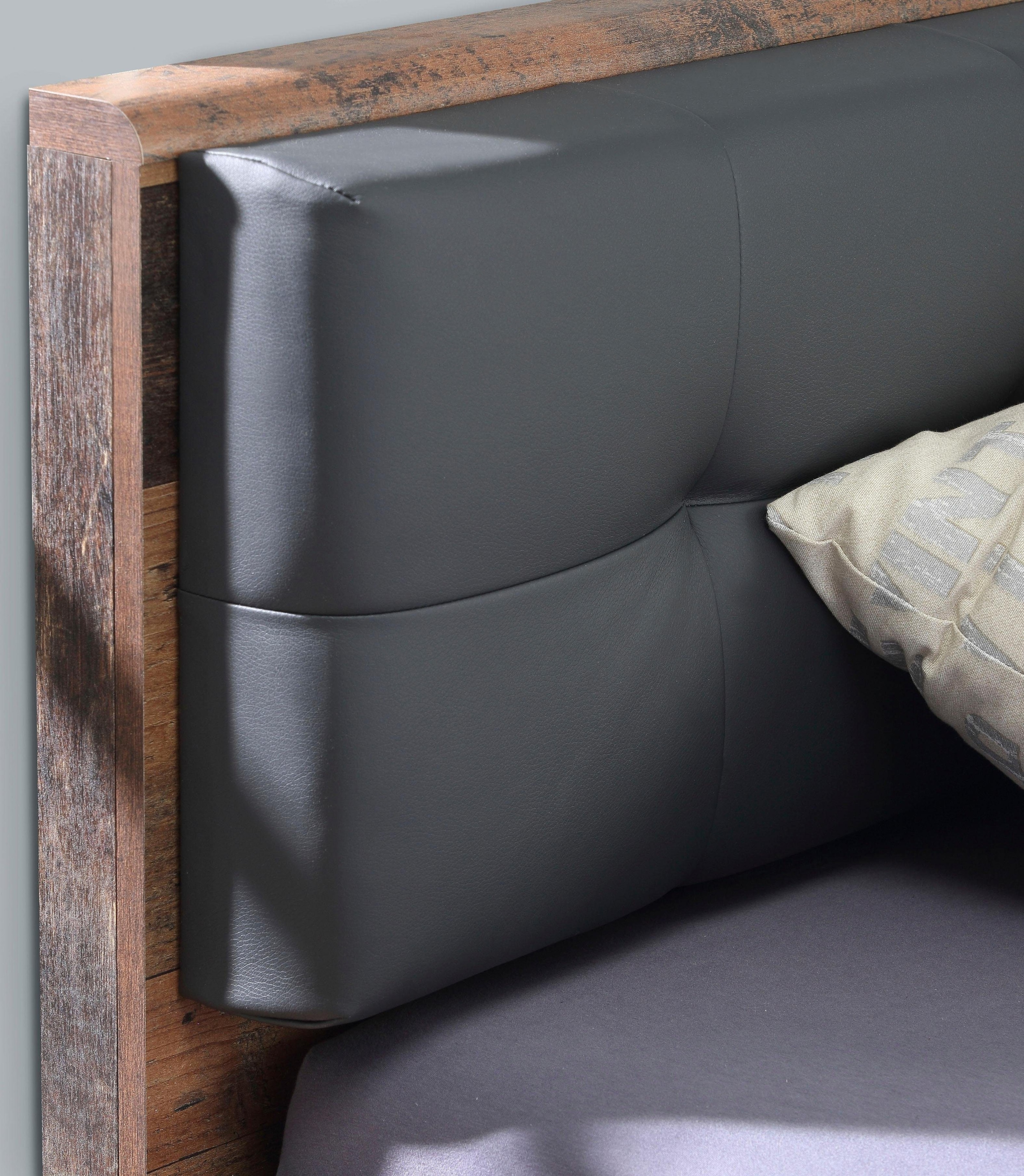 FORTE Lit futon »Clif, Bettanlage, Old – Wood Vintage, Betonoptik Dunkelgrau« Surface de couchage 180x200 cm,  avec tête de lit rembourrée en simili cuir, supporte jusqu’à 220KG