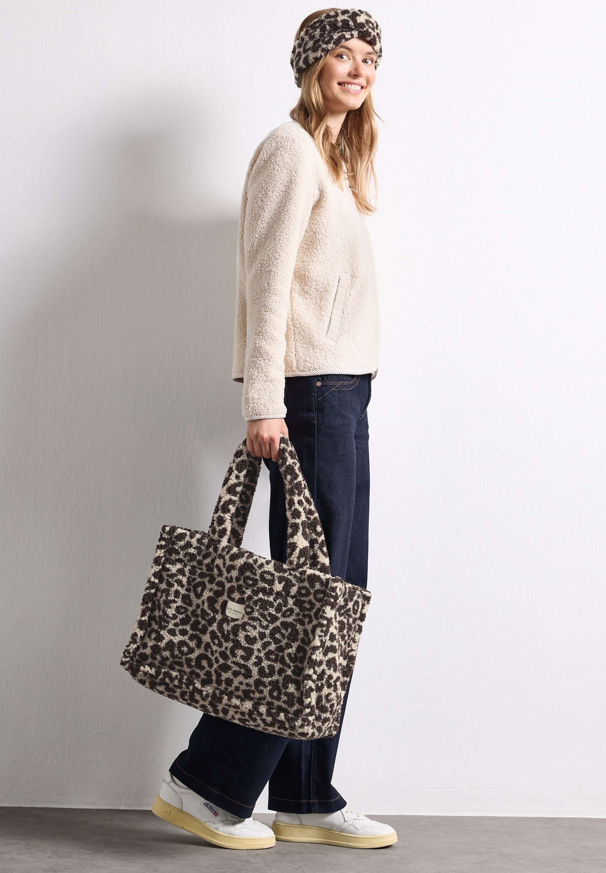 STREET ONE Sac à bandoulière im Teddy-Look und mit Leo-Muster