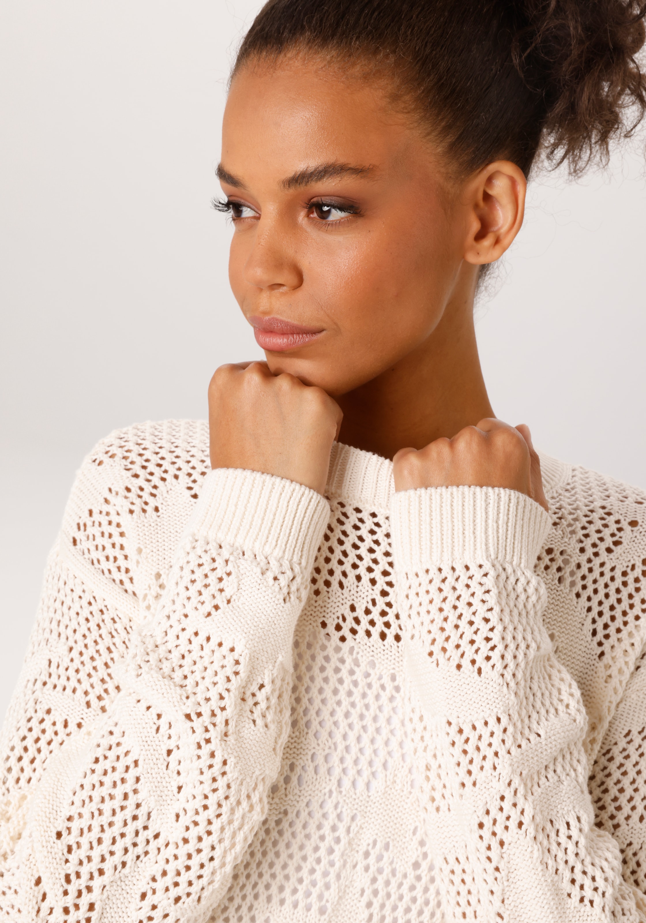 Aniston CASUAL Pull en tricot im trendigen Ajour-Muster mit eingestrickten Motiven - NEUE KOLLEKTION