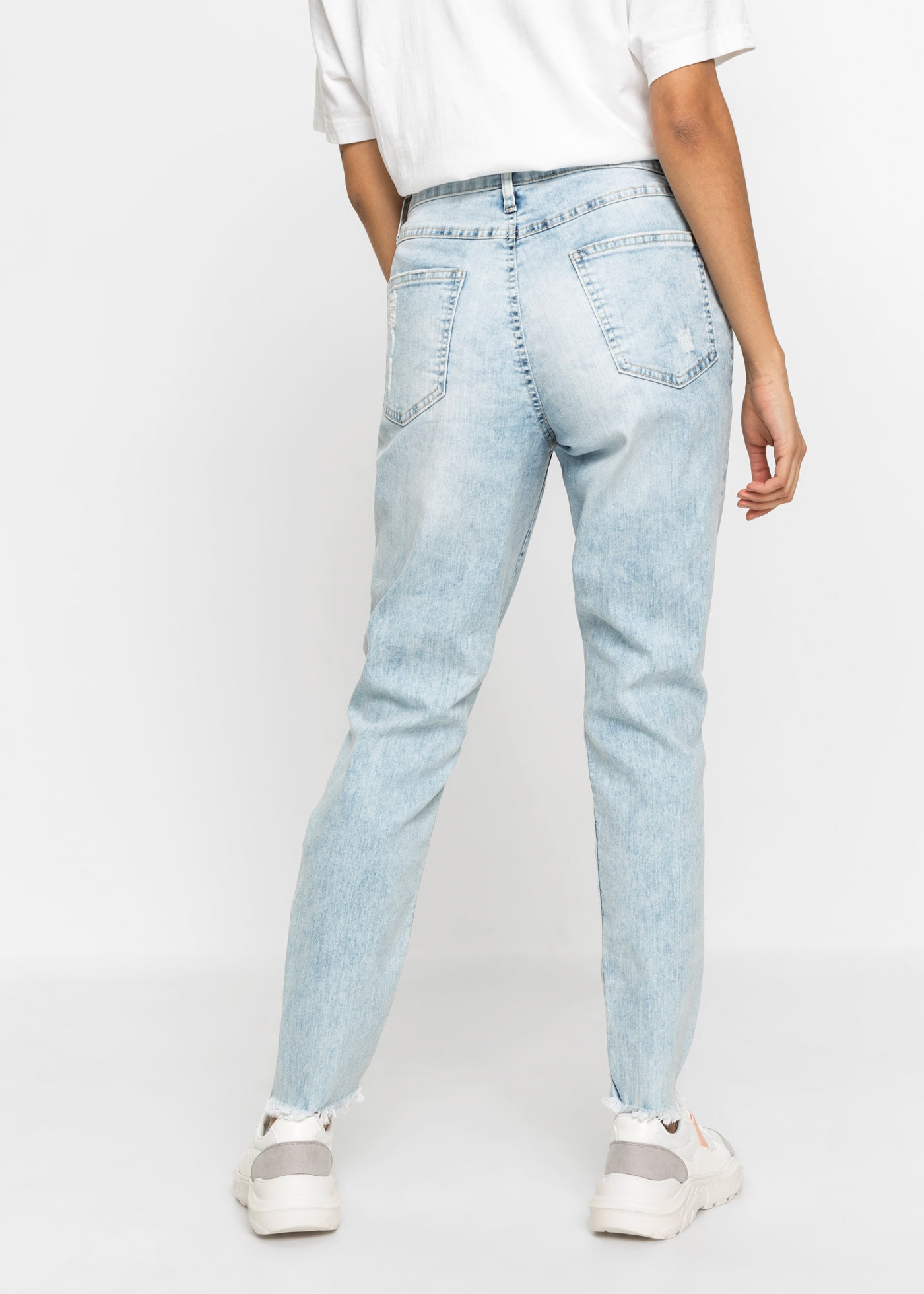 bonprix Jeans mom modischer Schnitt, Regular Fit, ausgefranster Saum