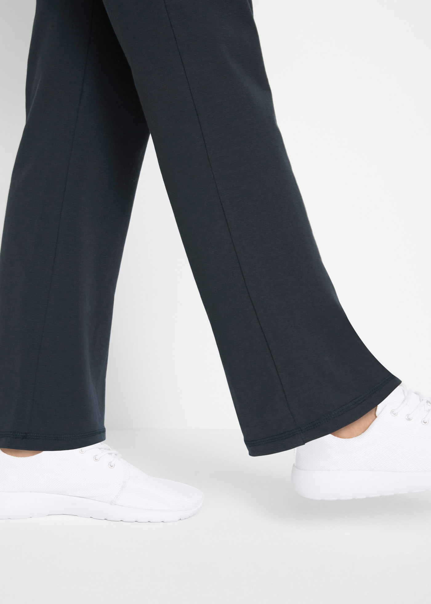 bonprix Pantalon de sport  aus Baumwoll-Stretch, Bootcut, Slim fit, Kontrastdetail am Bund