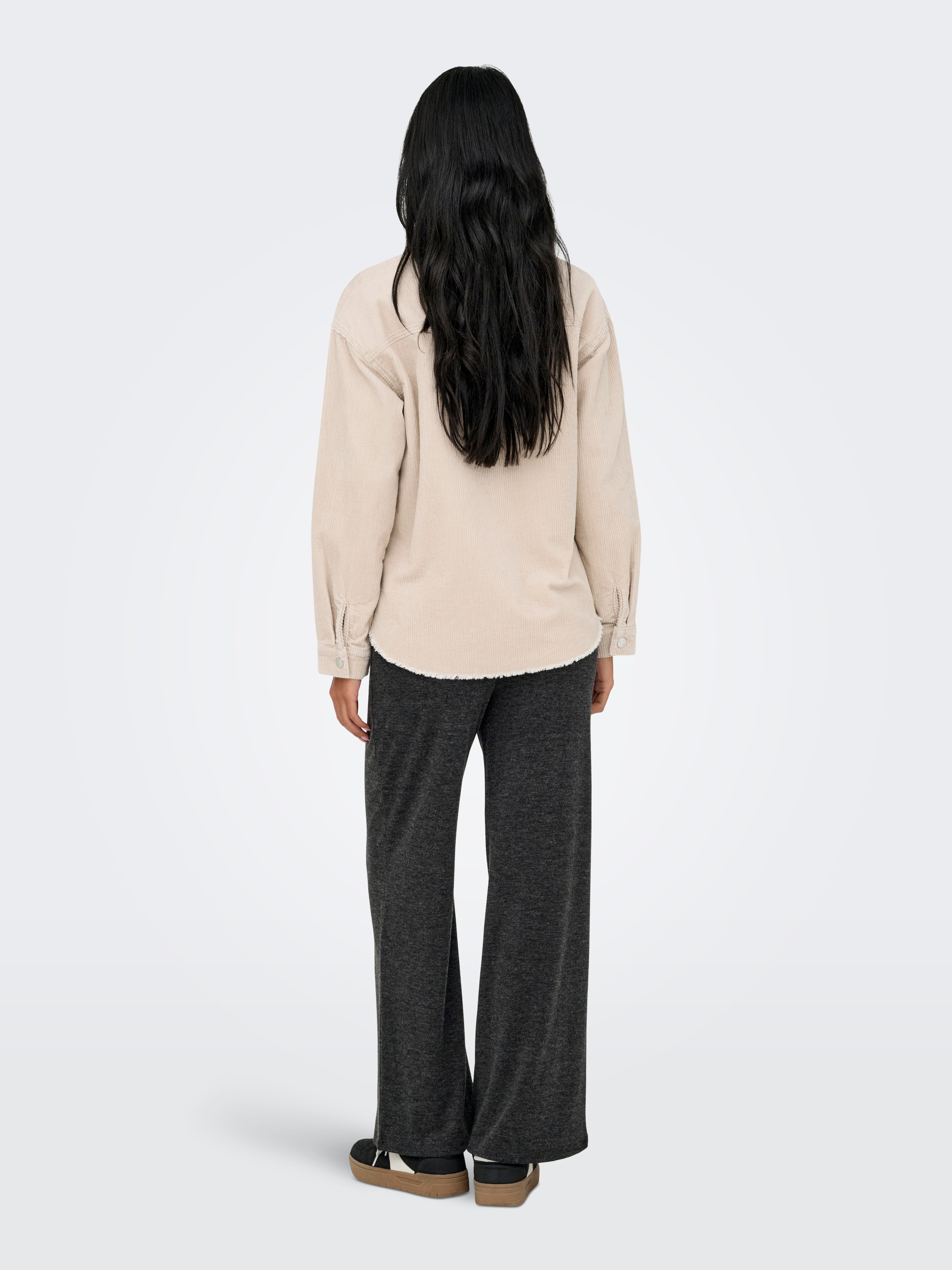 ONLY Blouse chemise »ONLMAIKO-BITTEN L/S CORD SHACKET CC PNT« avec poches poitrine, ourlet légèrement effiloché