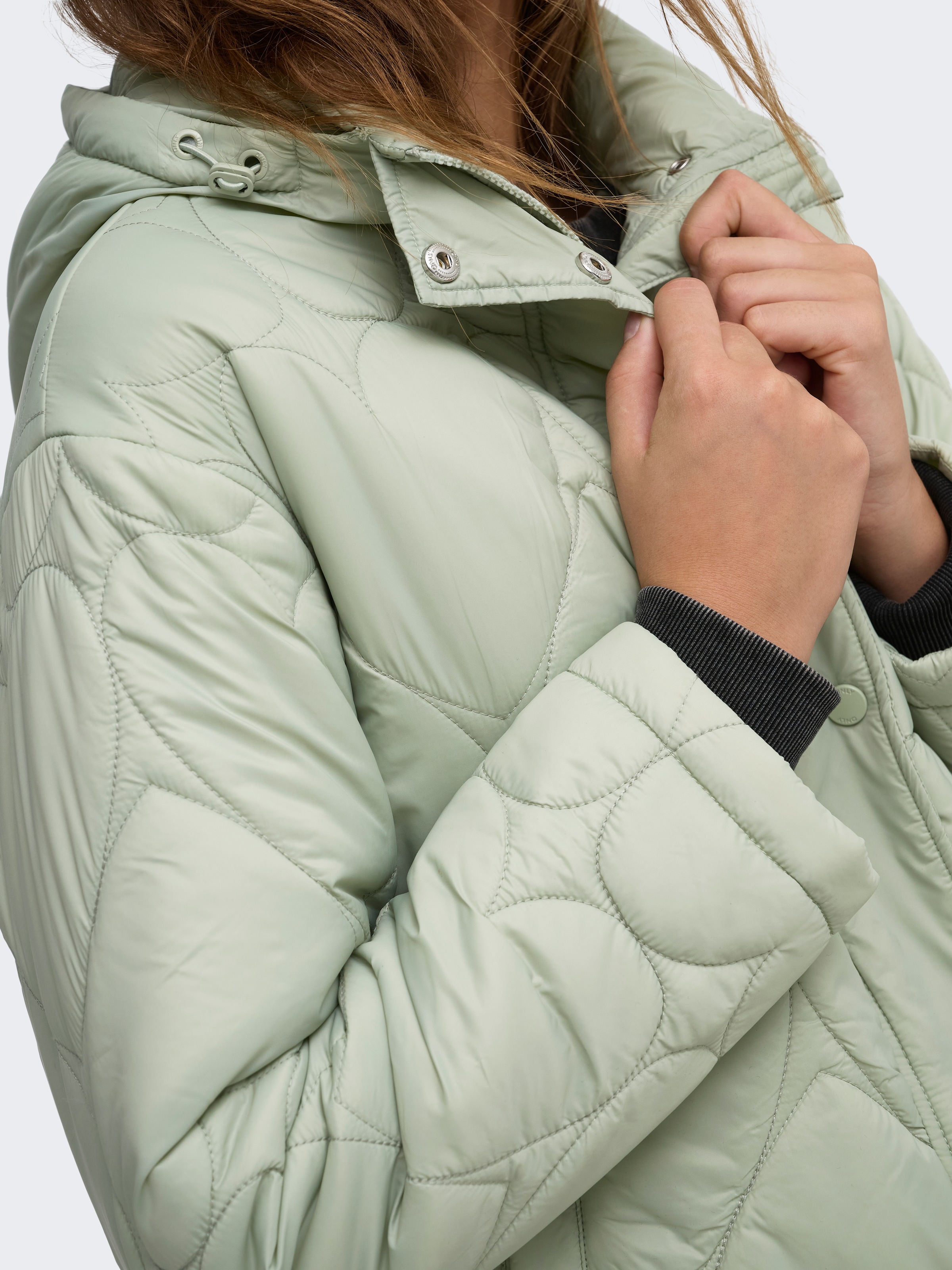 ONLY Veste matelassée »ONLTAHIA LW HEART HOOD JACKET CC OTW« avec capuche fibre synthétique