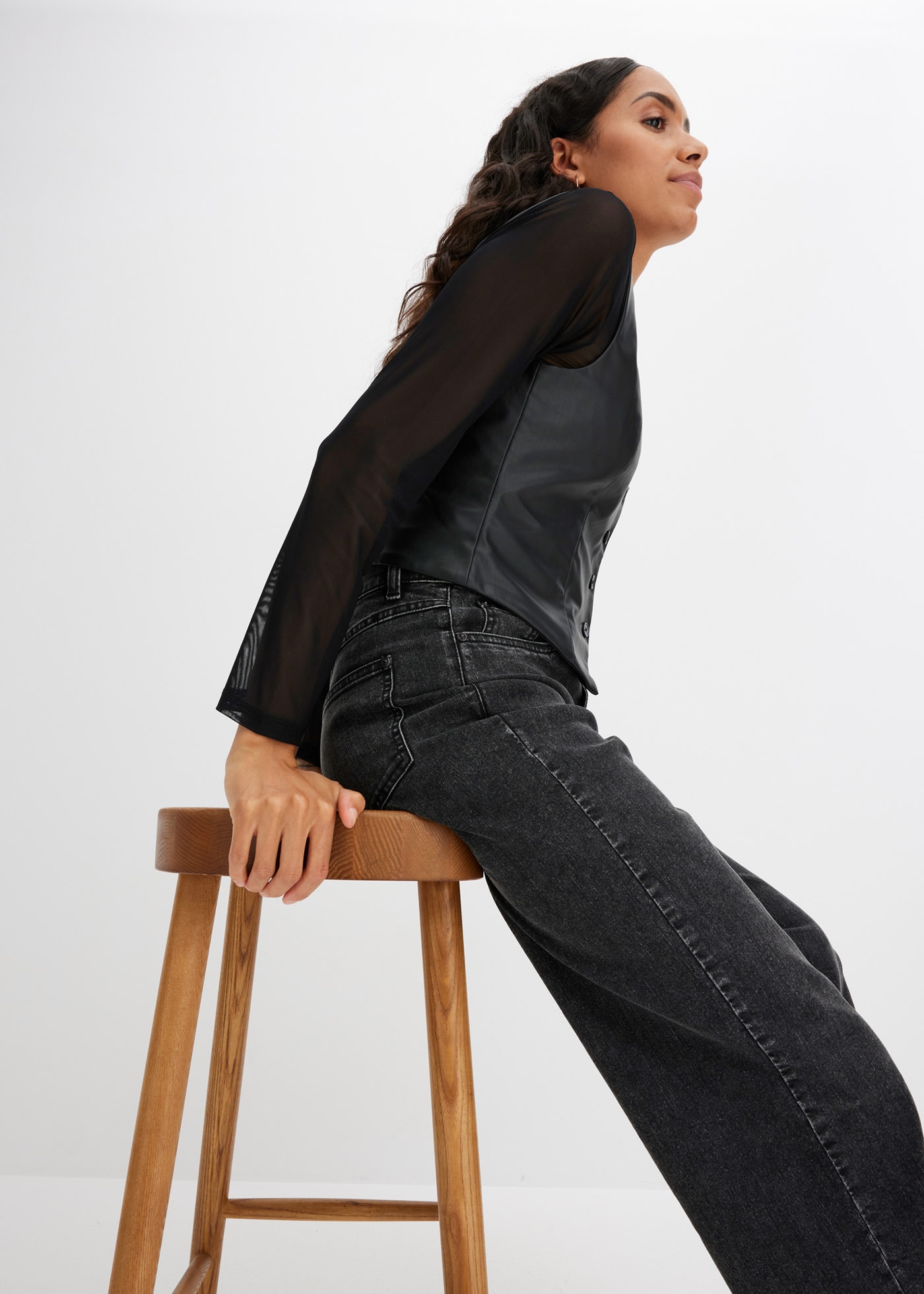 bonprix Lederimitatweste aus Polyester, Slim Fit Passform, feminin gestaltet