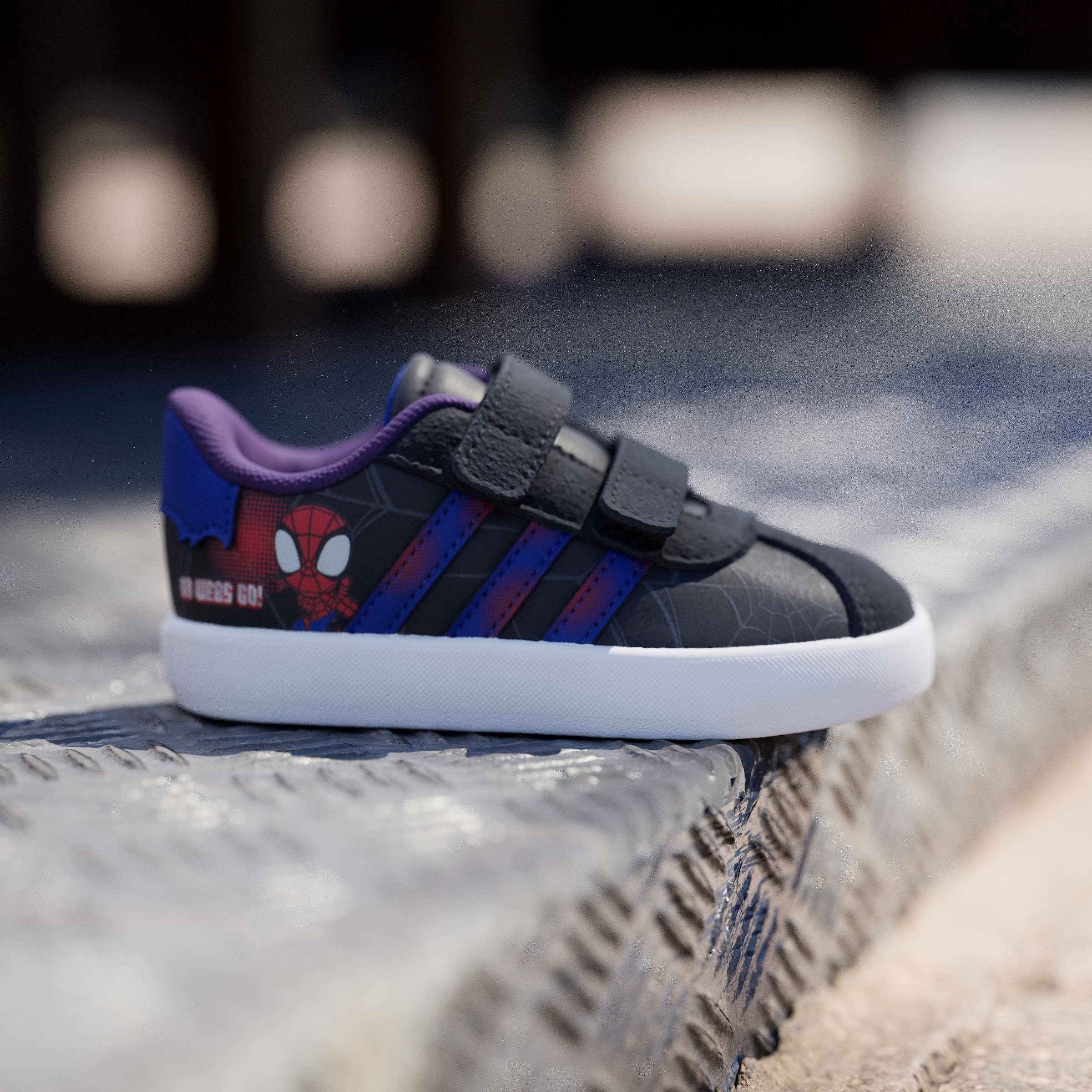 adidas Sportswear Sneakers »ADIDAS MARVEL SPIDER-MAN VL COURT 3.0 KIDS«  design inspiré de l’adidas Samba, pour enfants