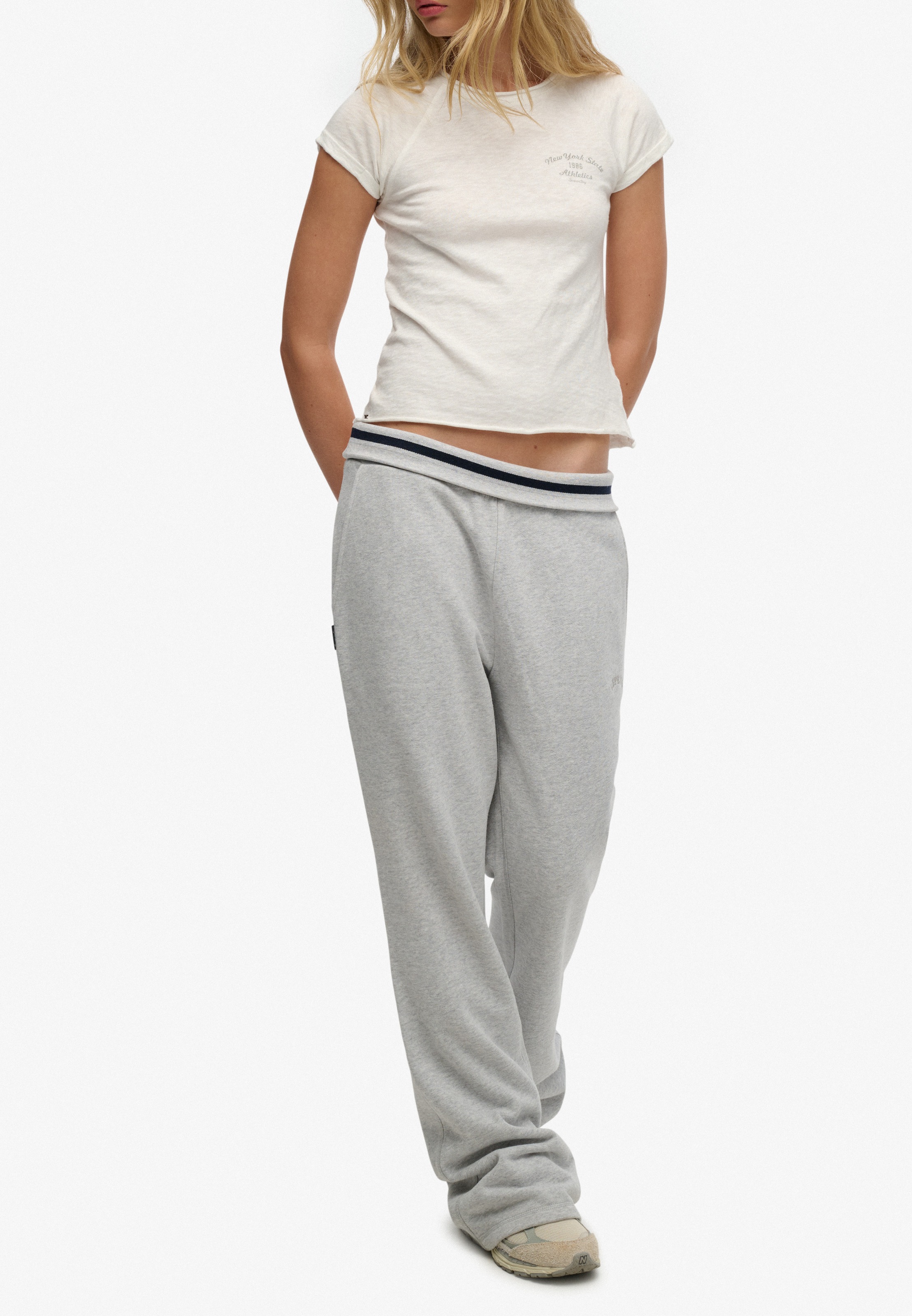 Superdry Sweathose »ESSENTIAL LOGO LR FLARE JOGGER«  Slim Fit, aus Baumwollmischung mit Jersey