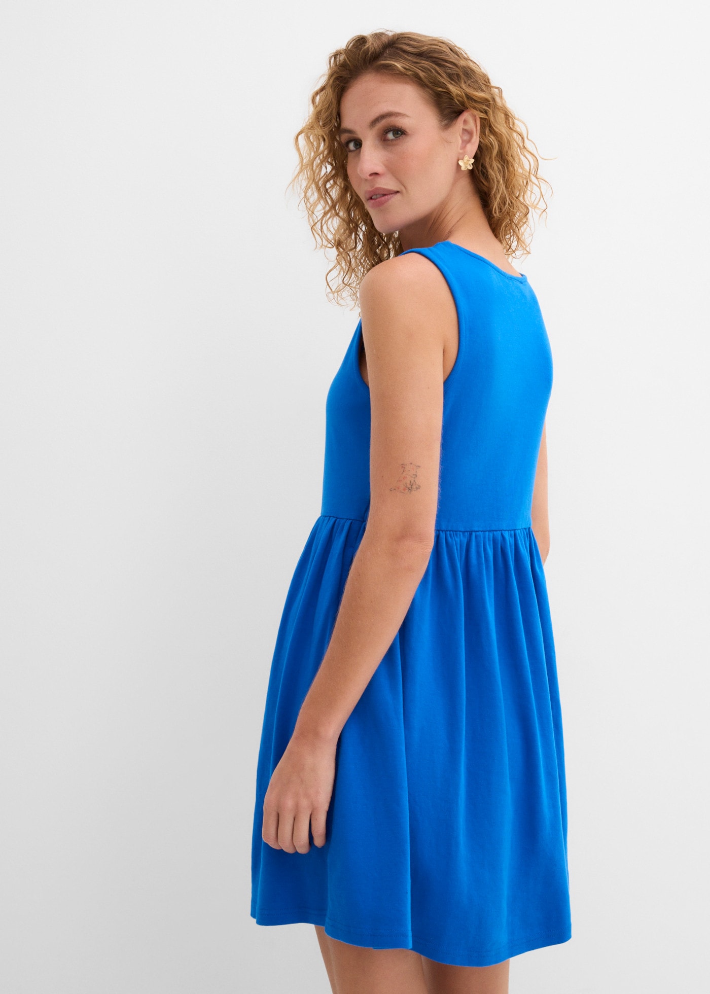bonprix Robe t-shirt coupe confortable, sans manches, avec poches fendues, en coton