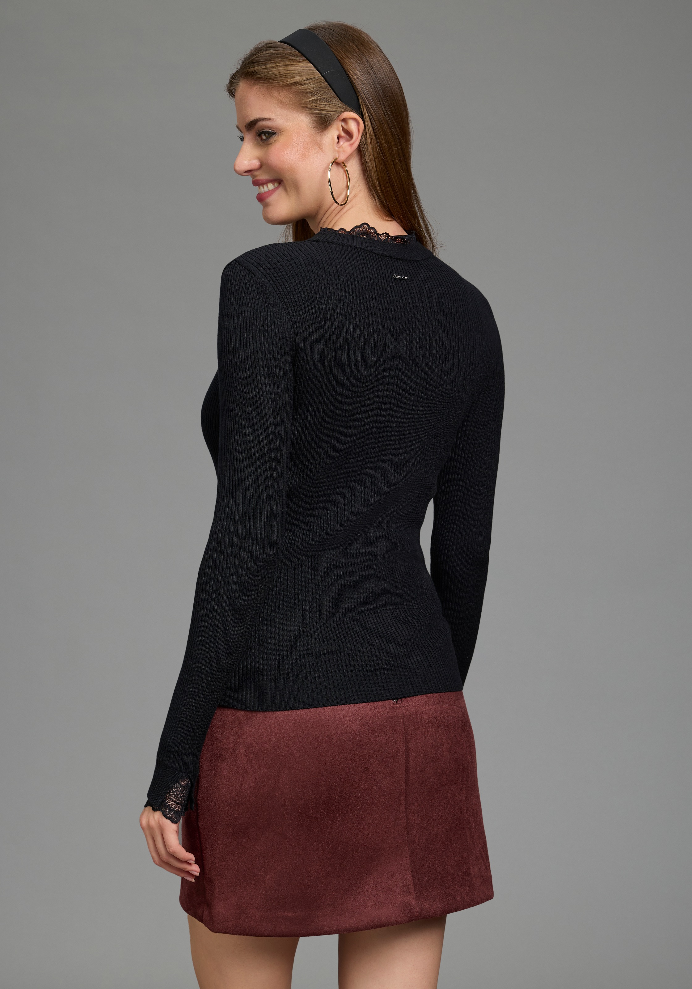 Laura Scott Pull en tricot »mit Stehkragen, figurbetonte Passform« avec détails féminins en dentelle