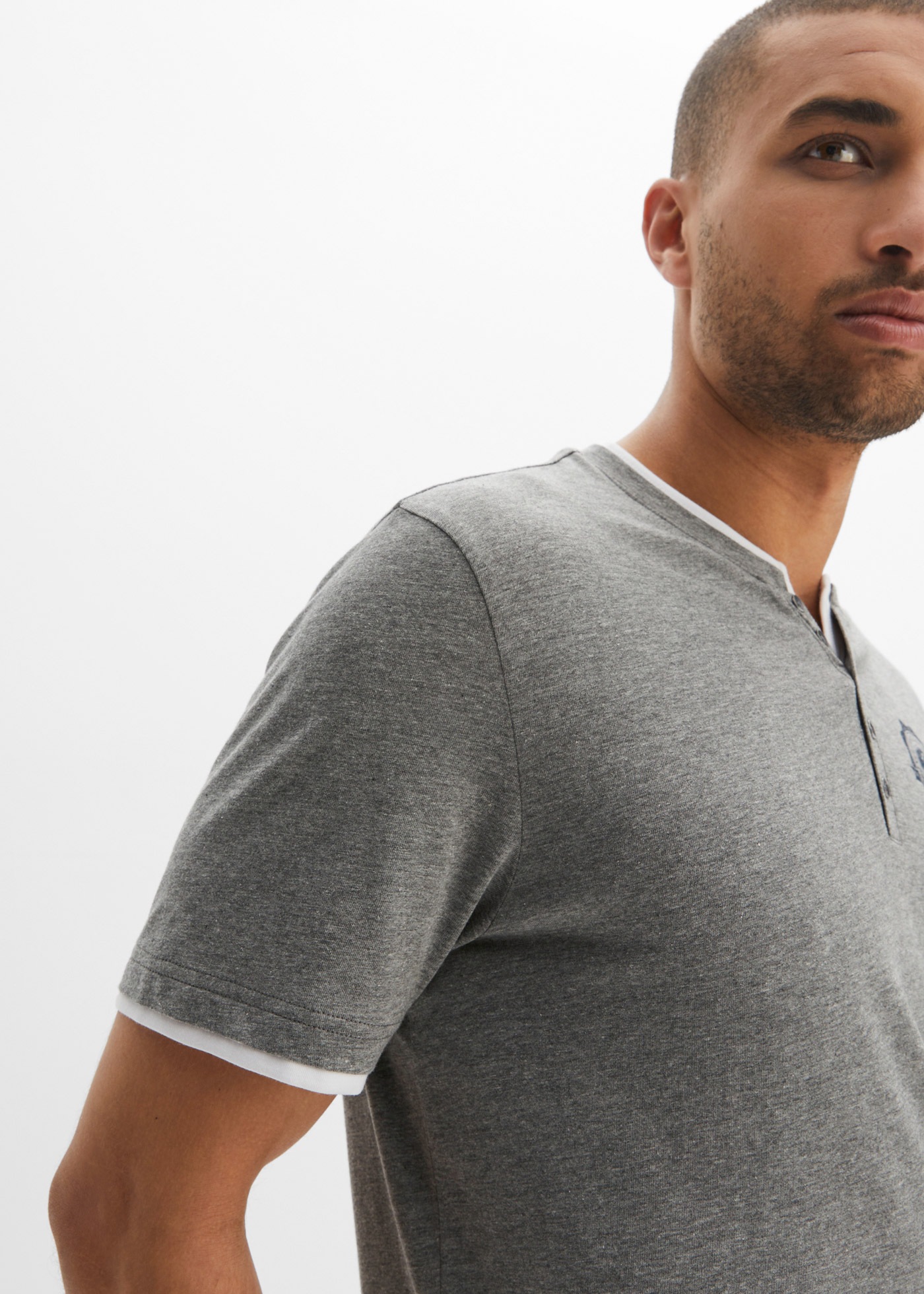 bonprix T-shirt Henleys Packung, 2 cuis Regular Fit, Kurzarm, aus Baumwolle, Casual Stil