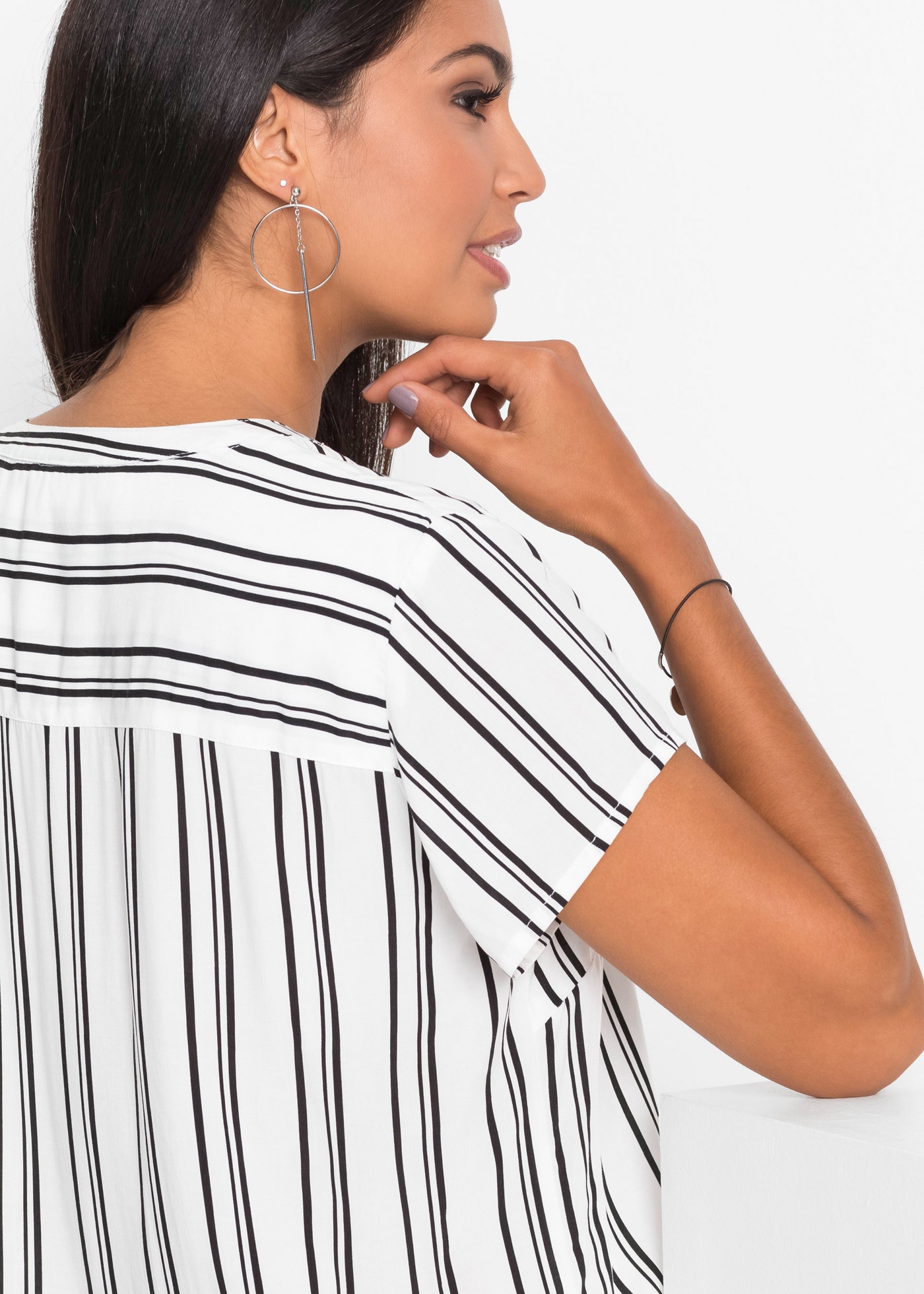 bonprix Blouse à manches courtes Regular Fit, für Businessmode, aus Viskose, feminin gestaltet