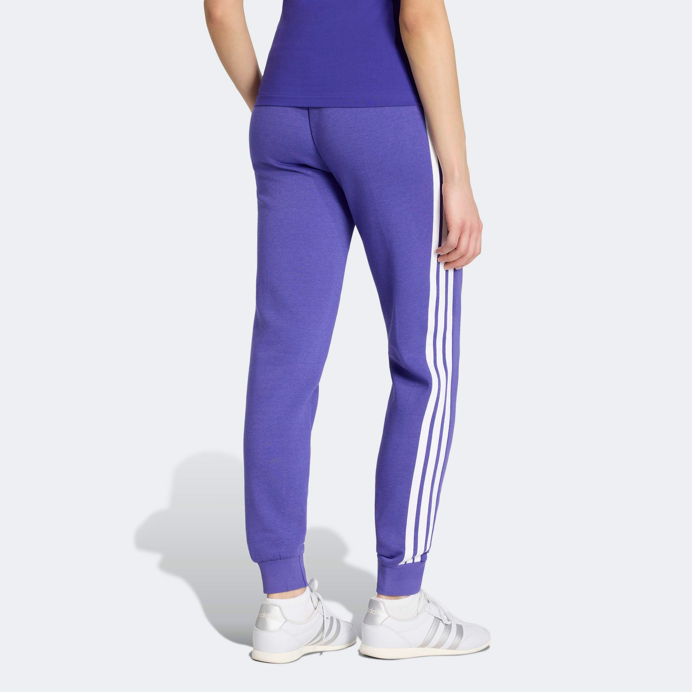 adidas Sportswear Pantalon de sport »ESSENTIALS 3-STRIPES FLEECE SLIM JOGGERS«  coupe étroite, pour activités variées, en mélange de coton