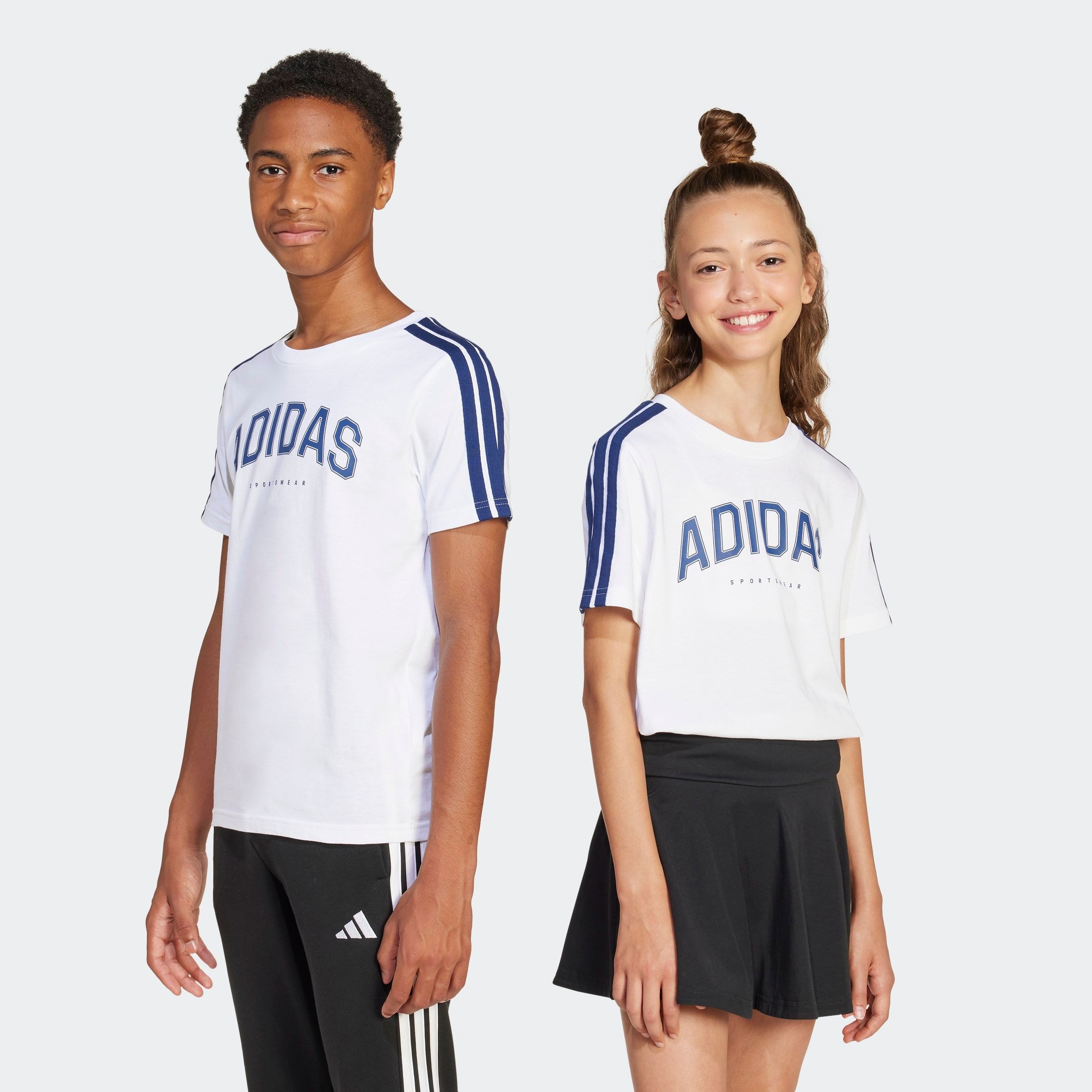 adidas Sportswear T-shirt »CODES COLLEGIATE GRAPHIC KIDS« mit auffälliger Grafik, bequeme Passform, aus Baumwolle