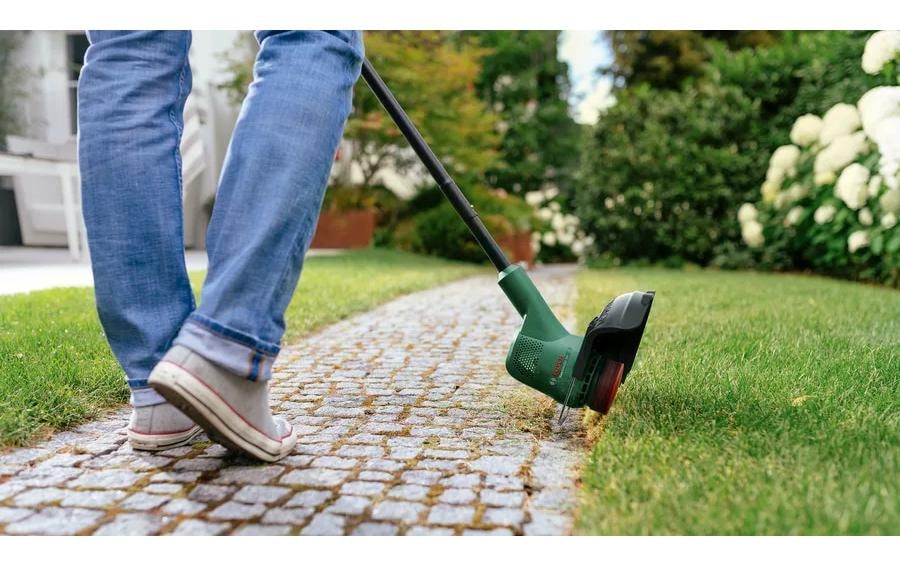 BOSCH Coupe-bordures sans fil »EasyGrassCut 18V 26« mit 2 Akkus 18V/2,0 Ah und Ladegerät