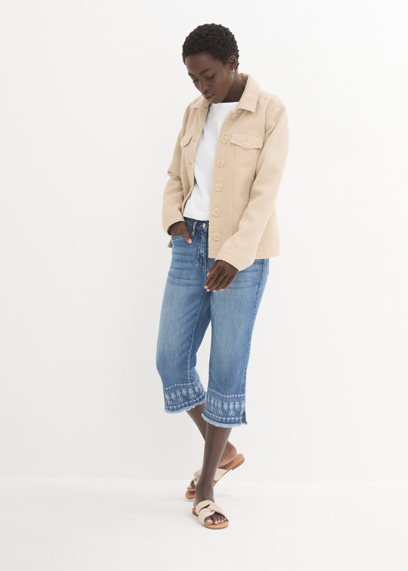 bonprix Jeans capri Slim Fit Passform, Capri-Länge, mit Stickerei