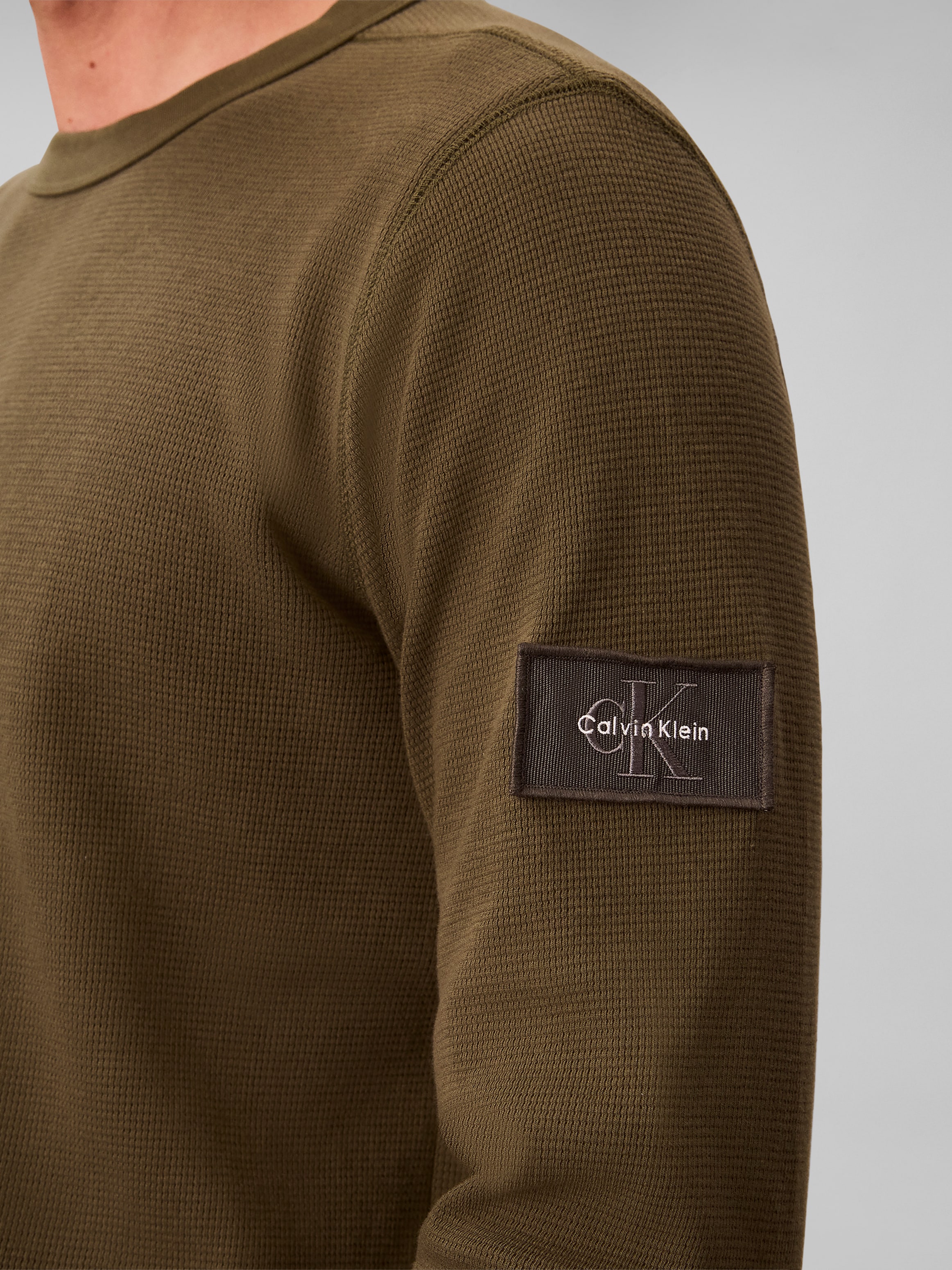 Calvin Klein T-shirt à manches longues »WAFFLE BADGE CREWNECK TEE« coupe régulière, badge, encolure ronde