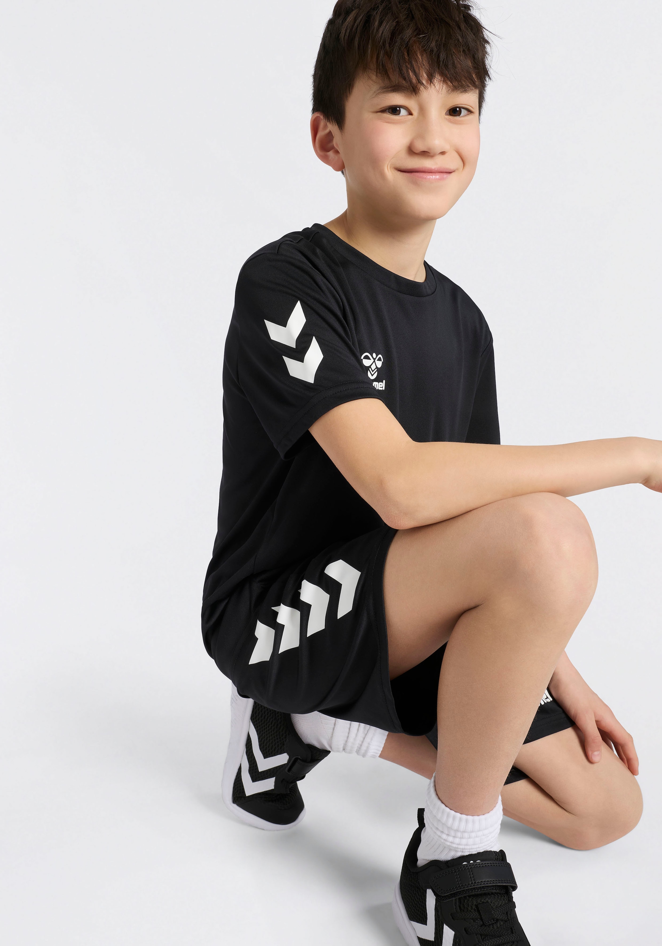 hummel T-shirt & short »HMLLOGO SET KIDS« Set, 2, 2 cuis mit elastischem Bund, aus Polyester, pflegeleicht, sportlicher Stil