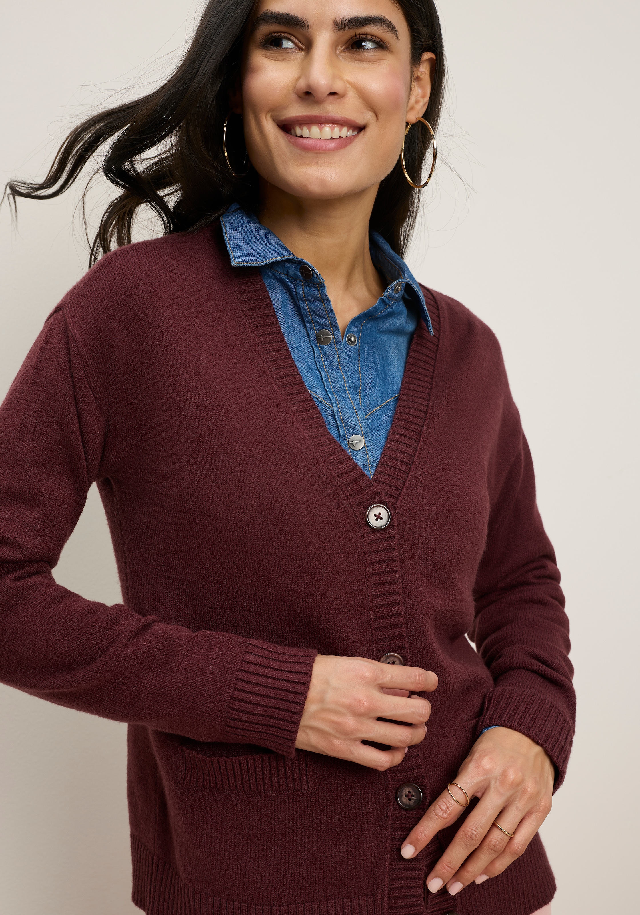 Tamaris Veste en tricot »mit kurzem Schnitt, aus elastischem Strickmaterial« avec patte de boutonnage