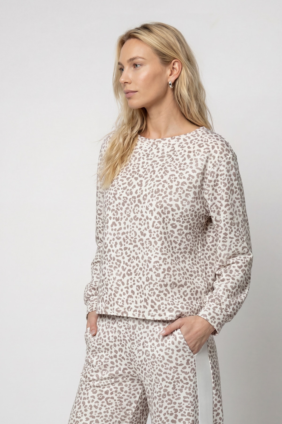 Monari Sweatshirt »Sweatshirt Leo allover«, Regular fit mit Leomuster
