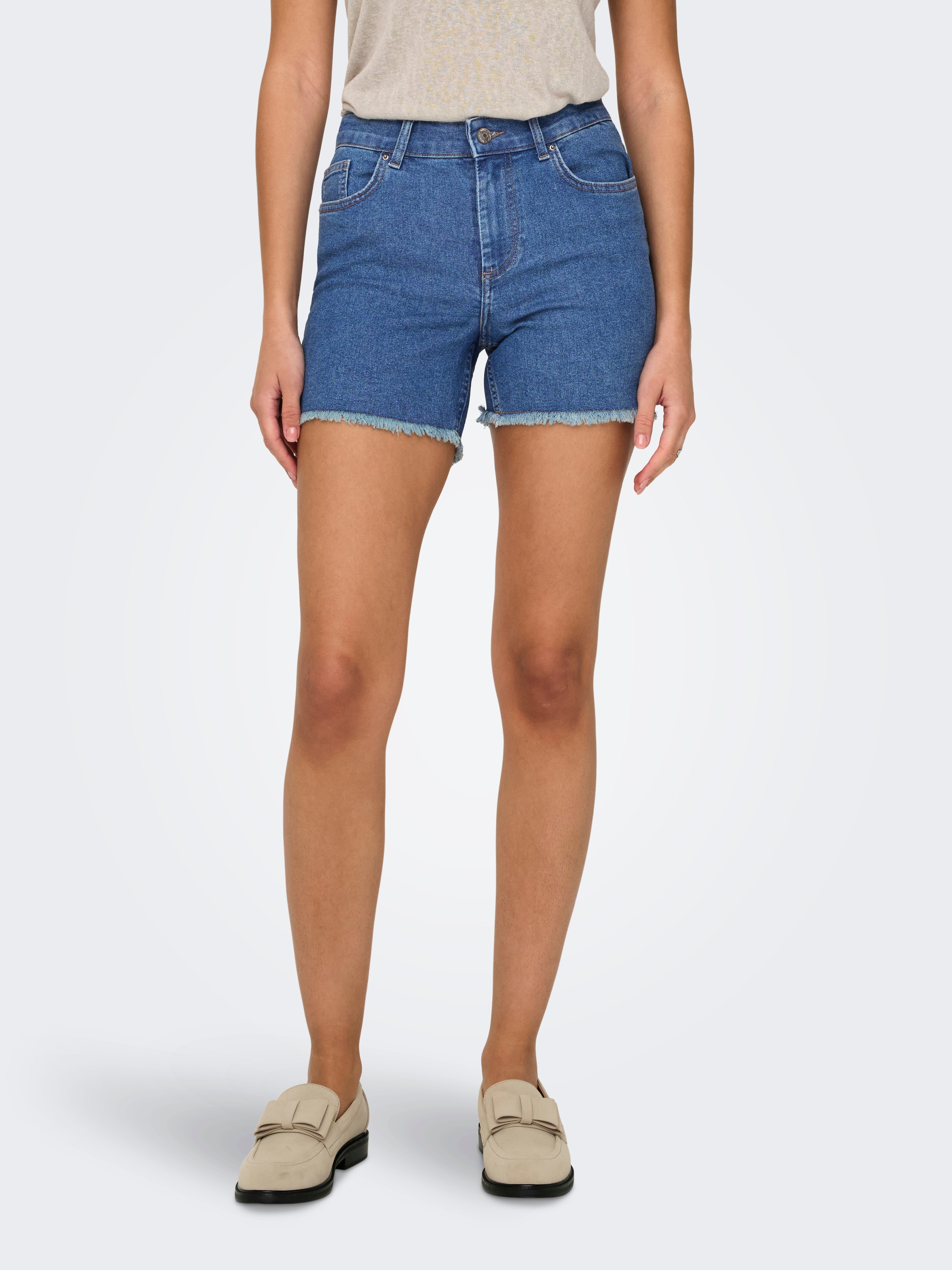 ONLY Short en jean »ONLLAURA MID WAIST SHORT RW BOX« mit ausgefranstem Saum