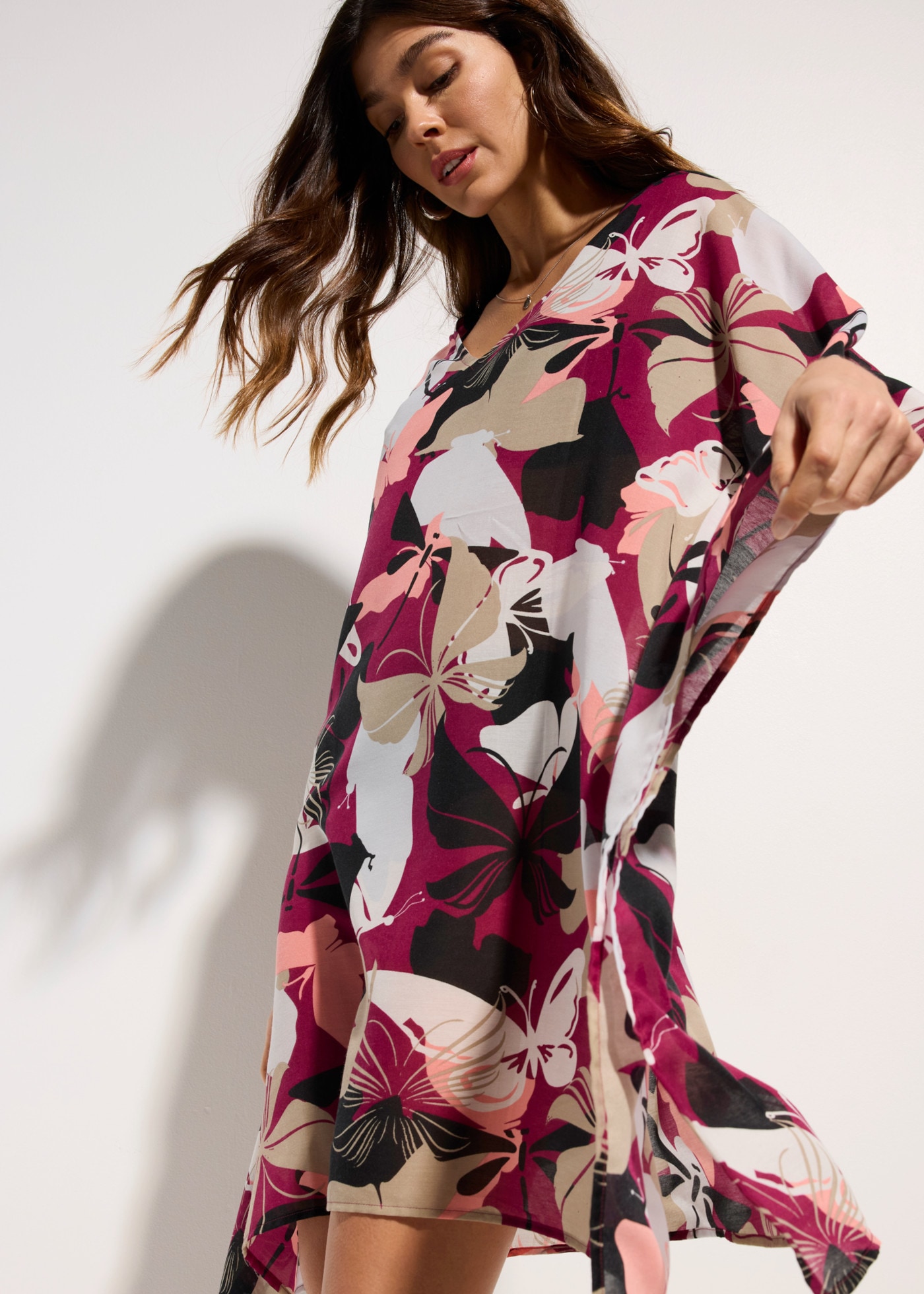 bonprix Robe tunique coupe oversize, manches courtes, en polyester, avec imprimé