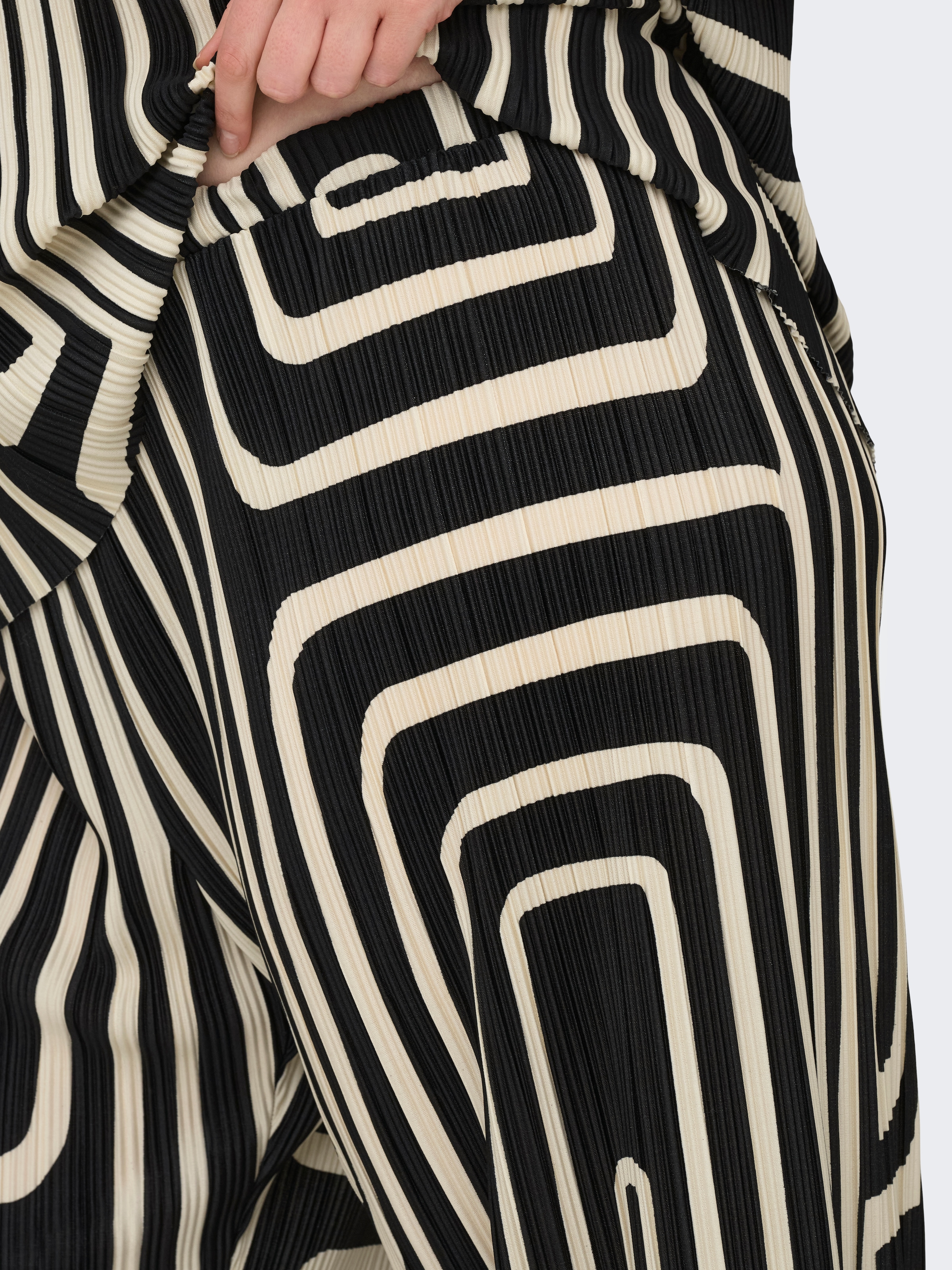 ONLY CARMAKOMA Schlupfhose »CARRAVENNA PLISSE AOP PANT JRS NOOS«