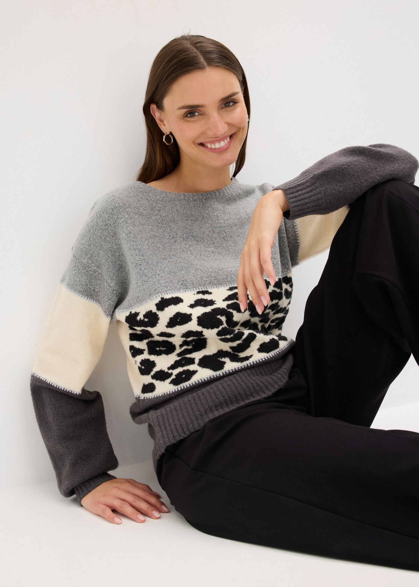 bonprix Pull en tricot »Oversize-Pullover« design à motifs, détails fil pailleté, mélange de matières