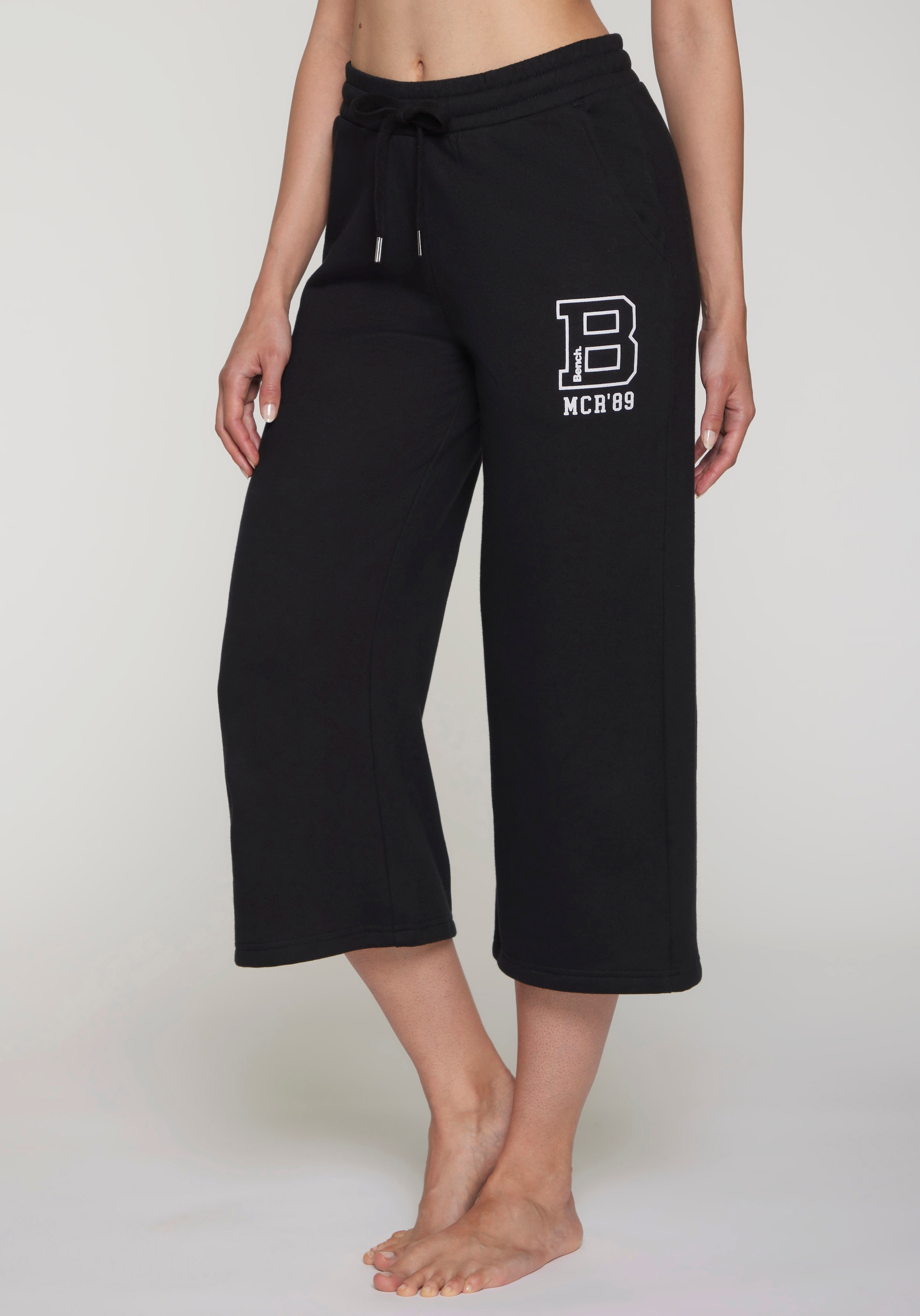 Bench. Loungewear Pantalon 7/8 »Ankle Athletic Jogginghose«  avec poches latérales et imprimé logo, vêtements d'intérieur