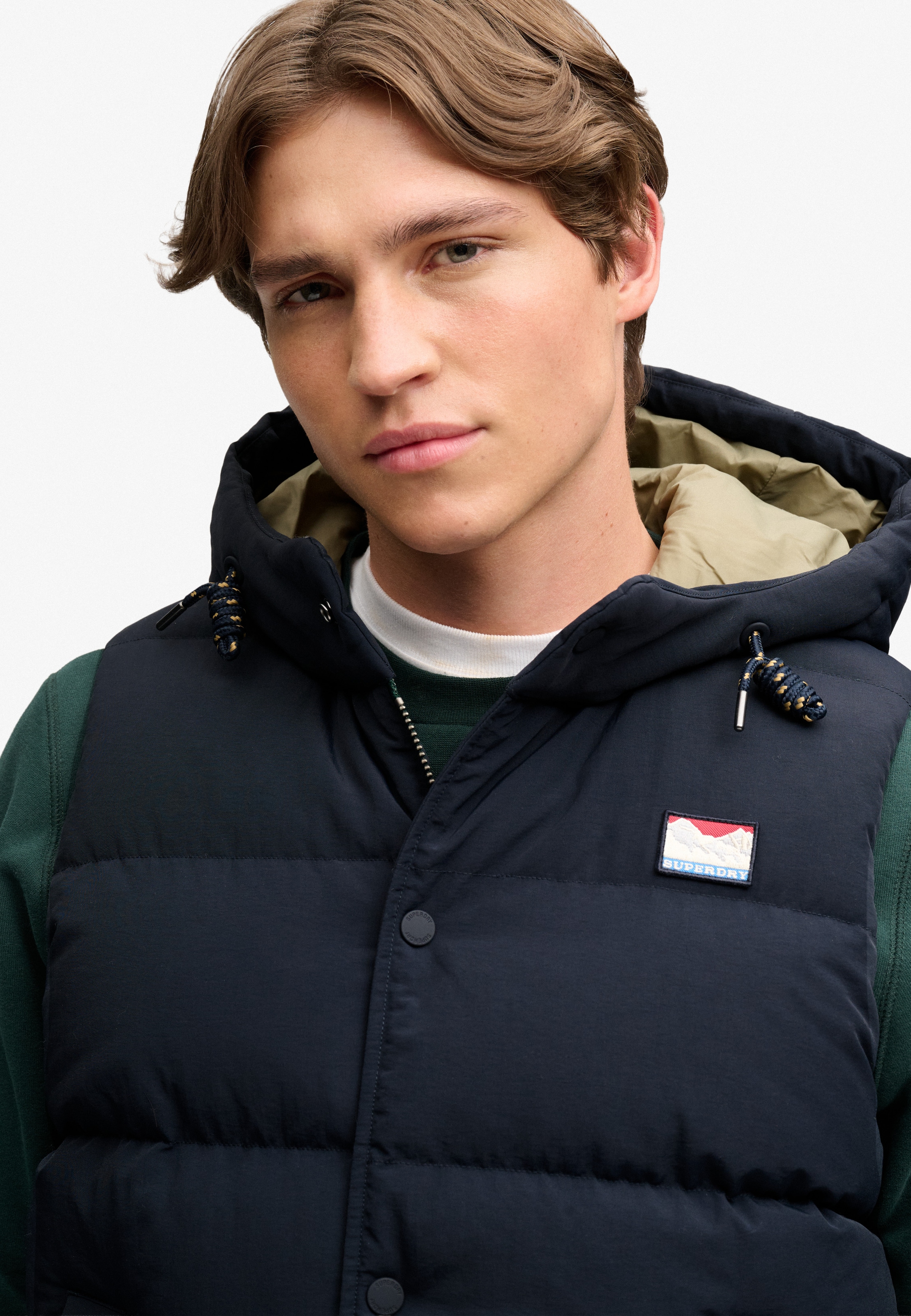 Superdry Gilet matelassé »HOOD SHORT EVEREST GILET« Coupe régulière, avec fermeture éclair, en nylon et fibre synthétique