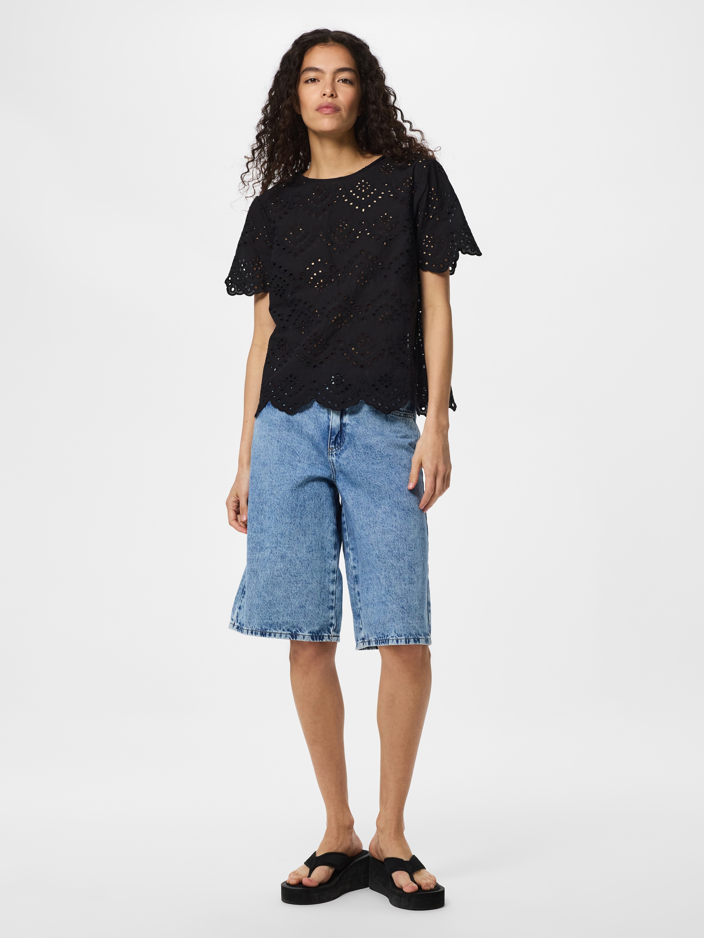 pieces Haut de chemise »PCVILDE SS TOP WVN NOOS« avec broderie ajourée intégrale