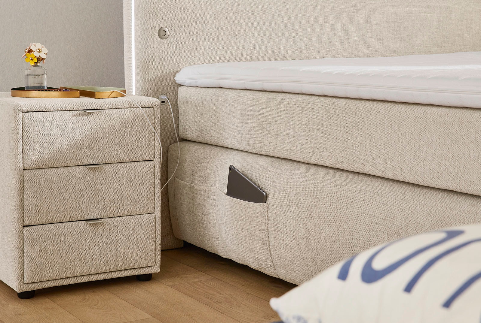 Jockenhöfer Gruppe Boxspringbett »LIVIA inkl. 7-Zonen-TTFK-Matratze H3/H4« mit Topper, LED & 4x USB-Ports, Chenille-Bezug, 180 cm x 200 cm