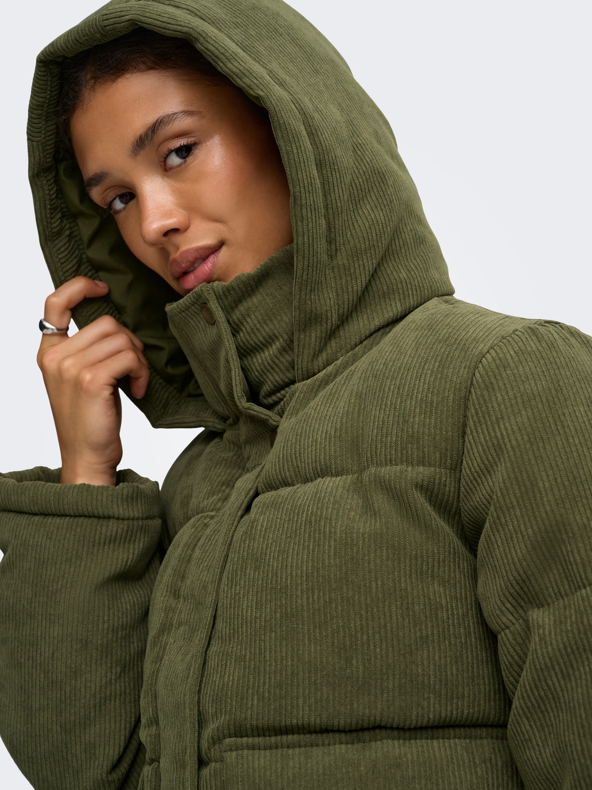 ONLY Veste matelassée »ONLZAHARA CORDUROY PUFFER CC OTW« avec capuche fibre synthétique