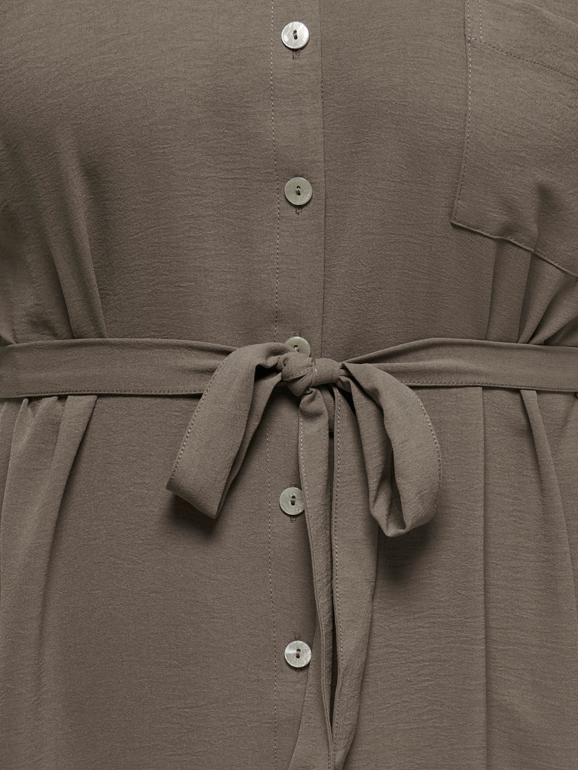 ONLY CARMAKOMA Robe chemisier »CARMETTA S/S V-NECK SH DRESS WVN NOOS« Poche poitrine robe d’été à manches courtes, ceinture à nouer à la taille, coupe normale