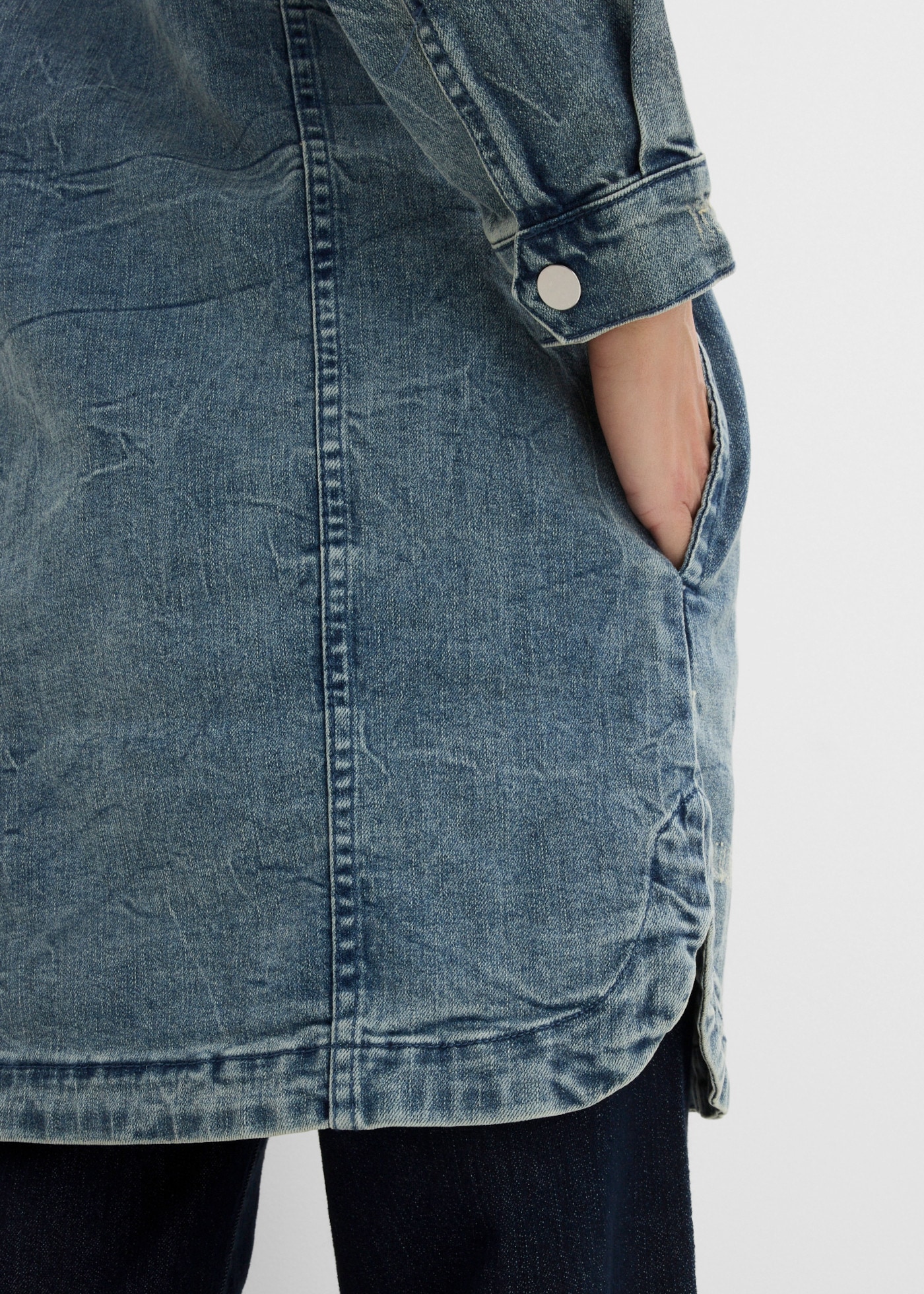 bonprix Veste en jean mit Kapuze lange, bequeme Passform, mit Eingriffs- und Brusttaschen