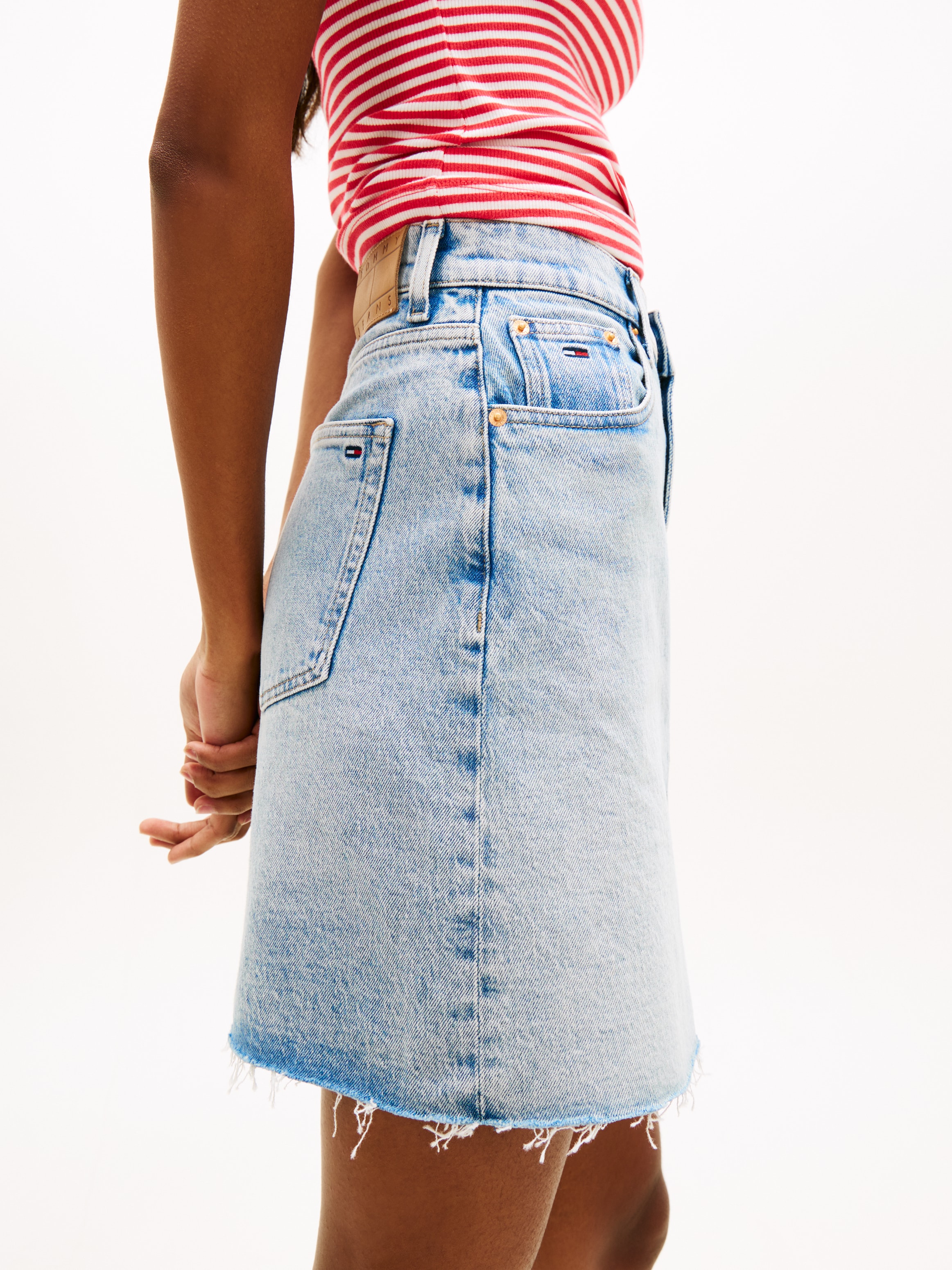 Tommy Jeans Jupe en jean »MOM UH SKIRT BJ8115« Coupe droite en longueur mini