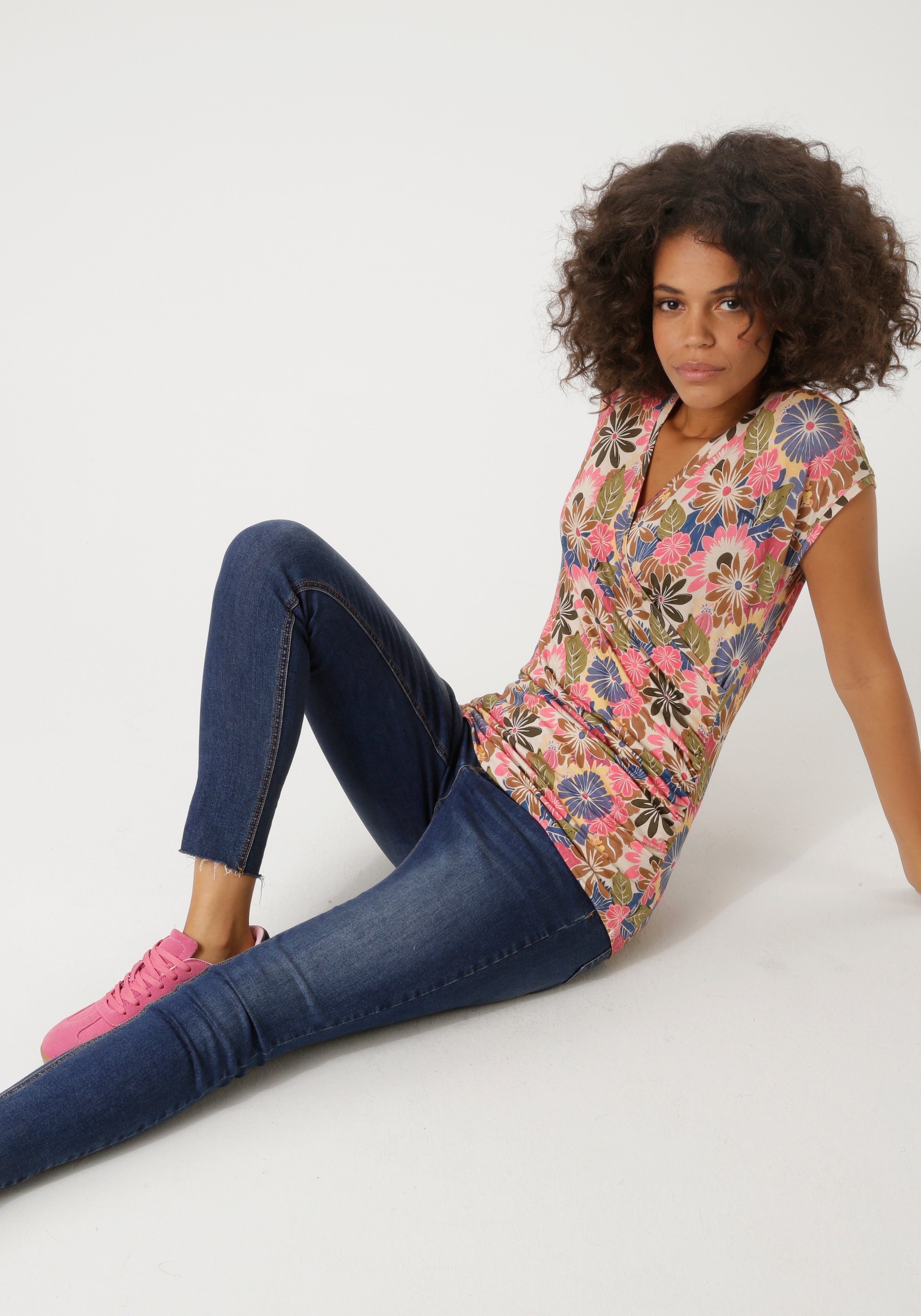 Aniston CASUAL T-Shirt mit farbenfrohen Blüten bedruckt - NEUE KOLLEKTION