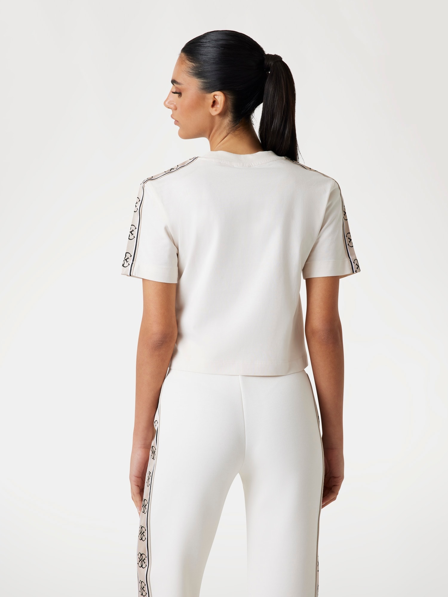 Guess T-shirt »BRITNEY CROP TEE« avec bande logo, coupe boxy