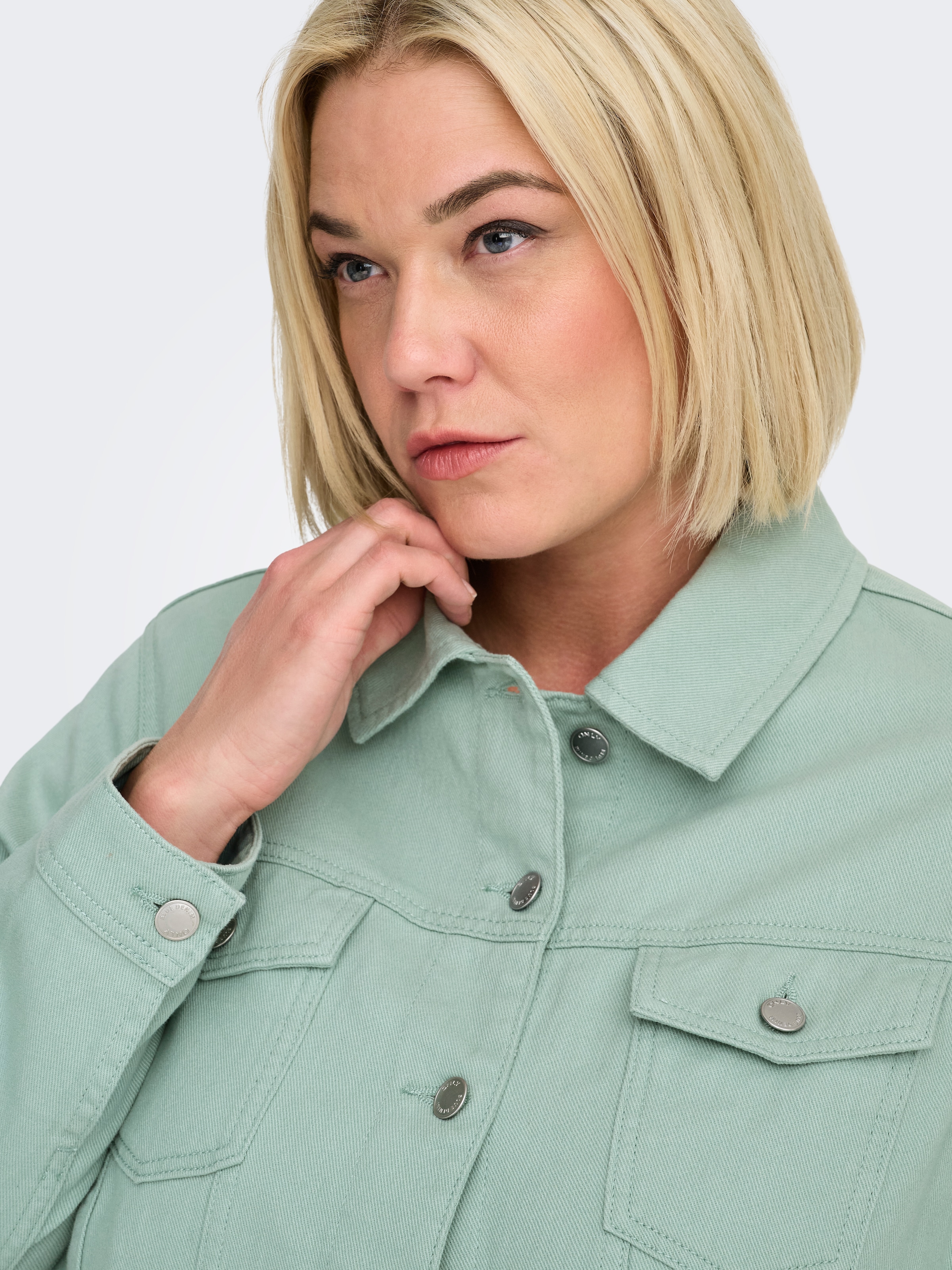 ONLY CARMAKOMA Veste en jean »CARTIA L/S COLORED JACKET CC PNT«
