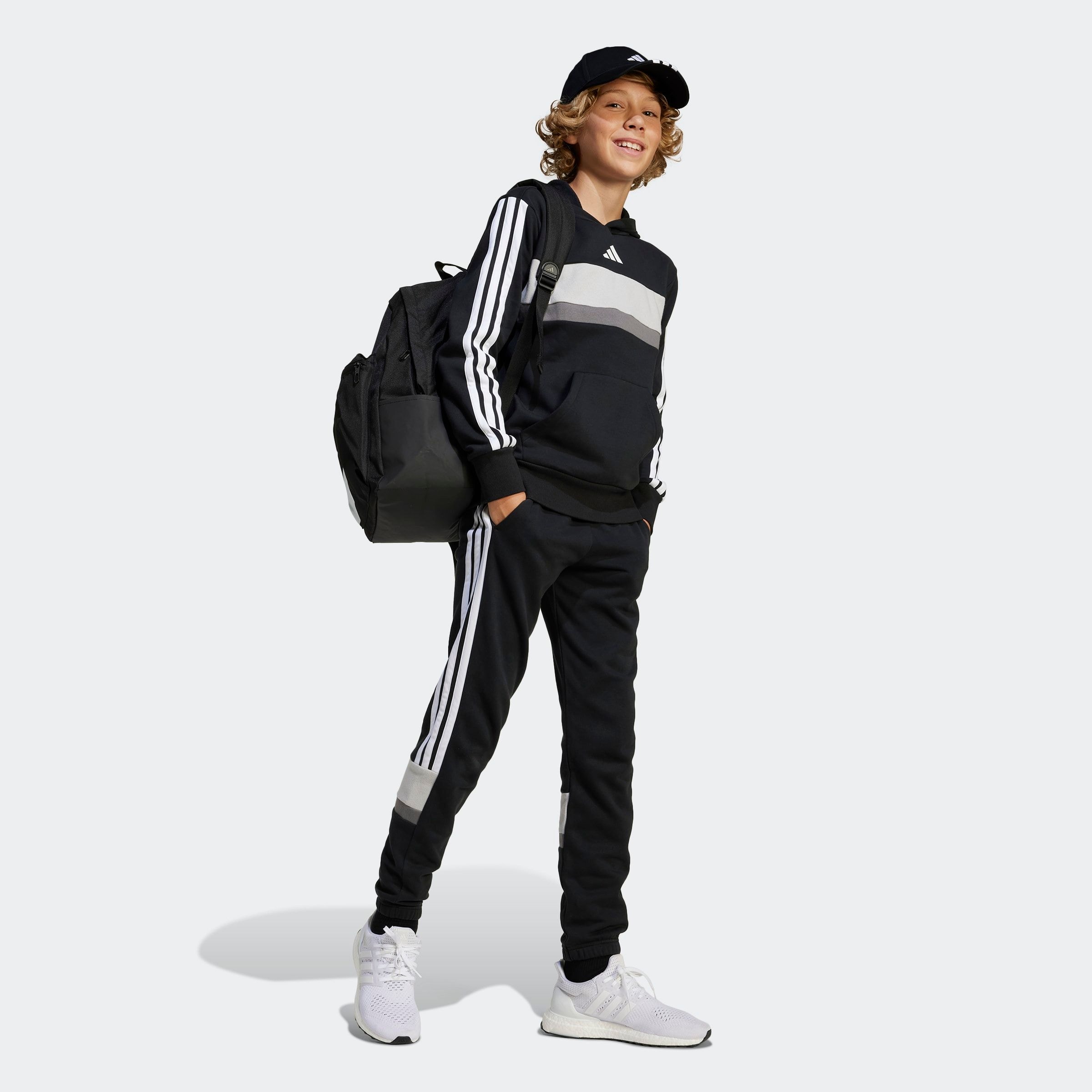 adidas Sportswear Sweat à capuche »SEASONAL ESSENTIALS TIBERIO 3-STREIFEN KIDS HOODIE«, col rond, sans fermeture, longueur normale
