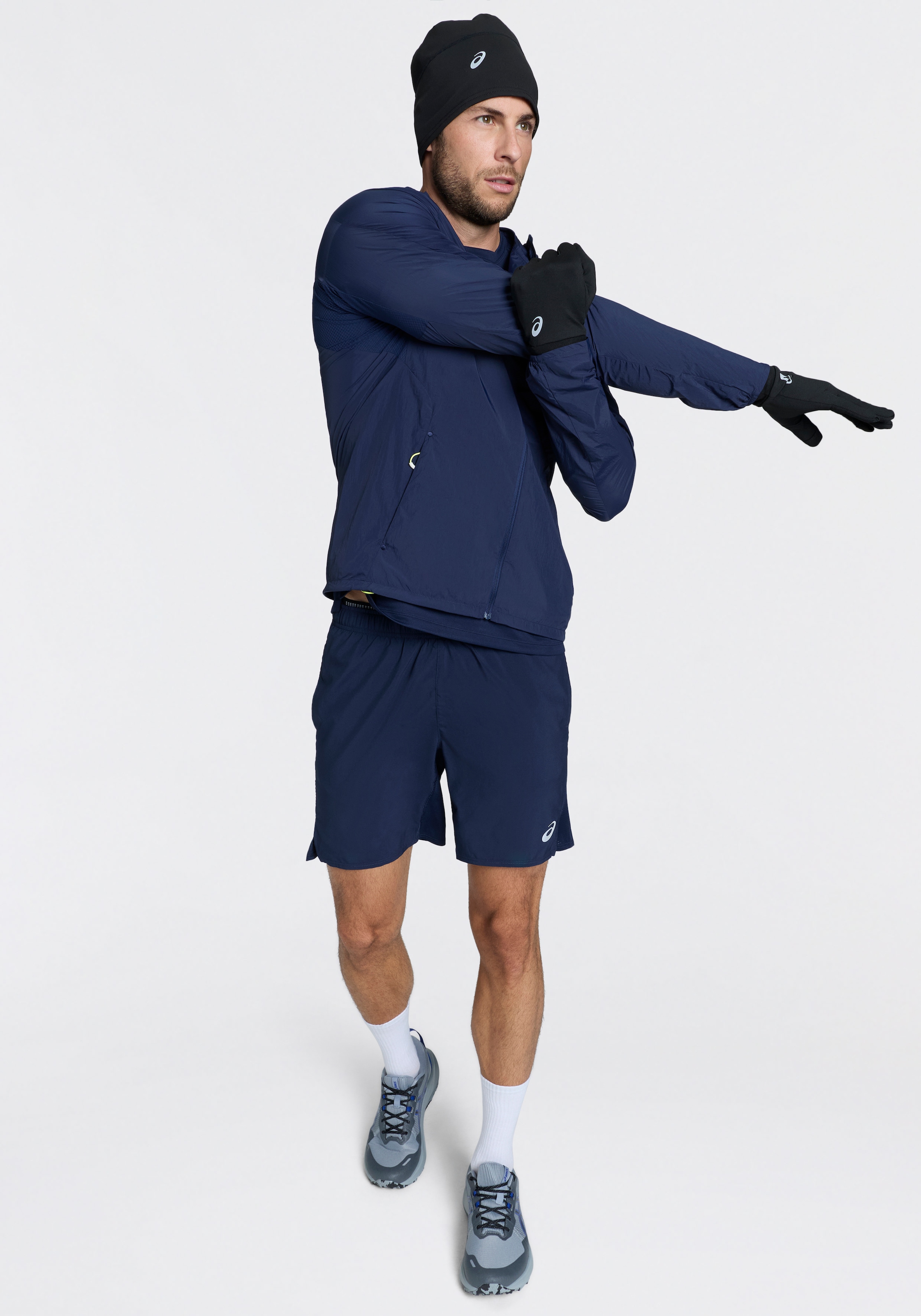 Asics Bonnet »WINTER RUN BEANIE« Réfléchissant, coupe ajustée de soutien, fente pour cheveux à l'arrière