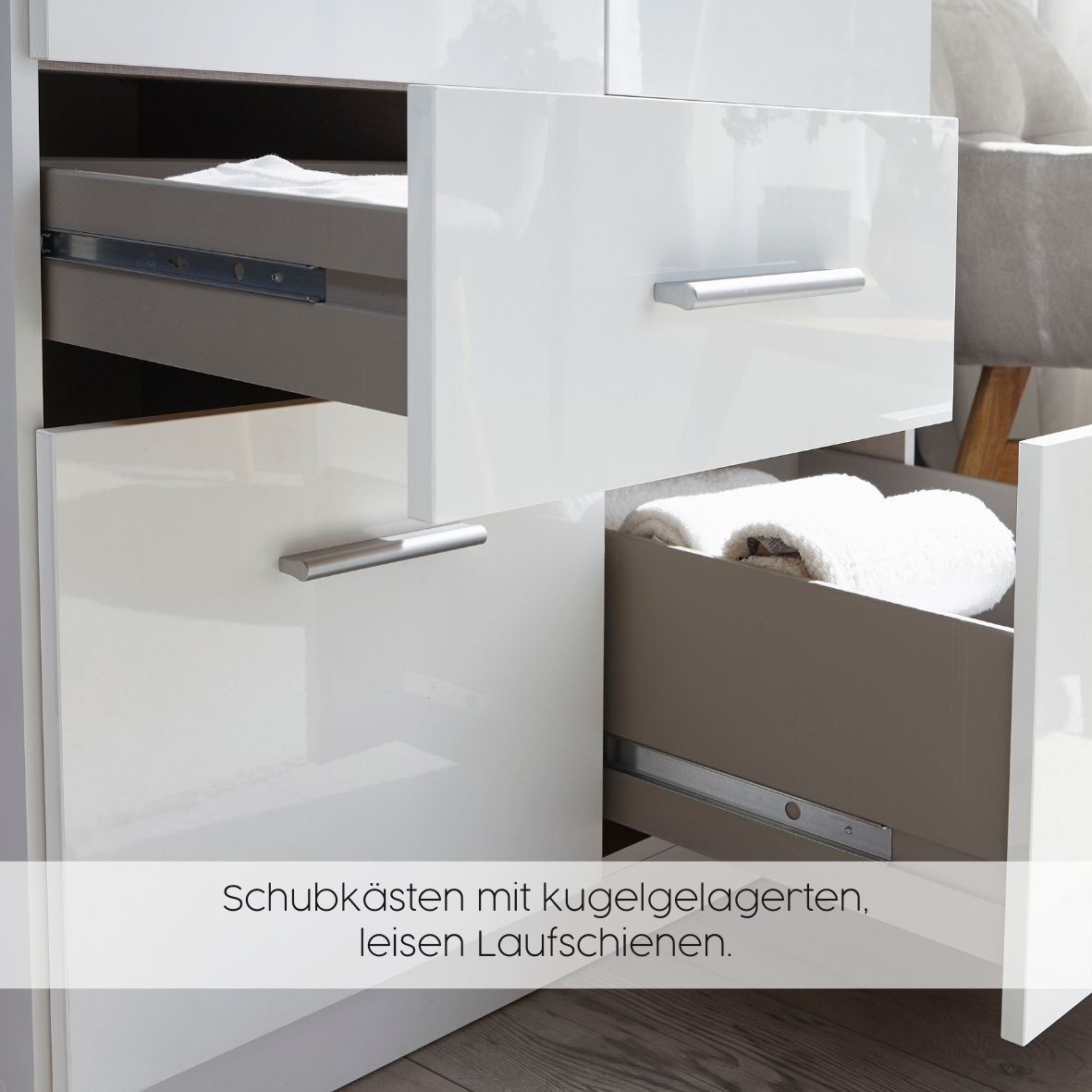 rauch Armoire à portes battantes »Kleiderschrank Schrank Garderobe Wäscheschrank BORBONA« Largeurs 226/271 cm, hauteur 210 cm,  disponible en 2 largeurs, avec miroir et de nombreuses combinaisons de couleurs FABRIQUÉ EN ALLEMAGNE