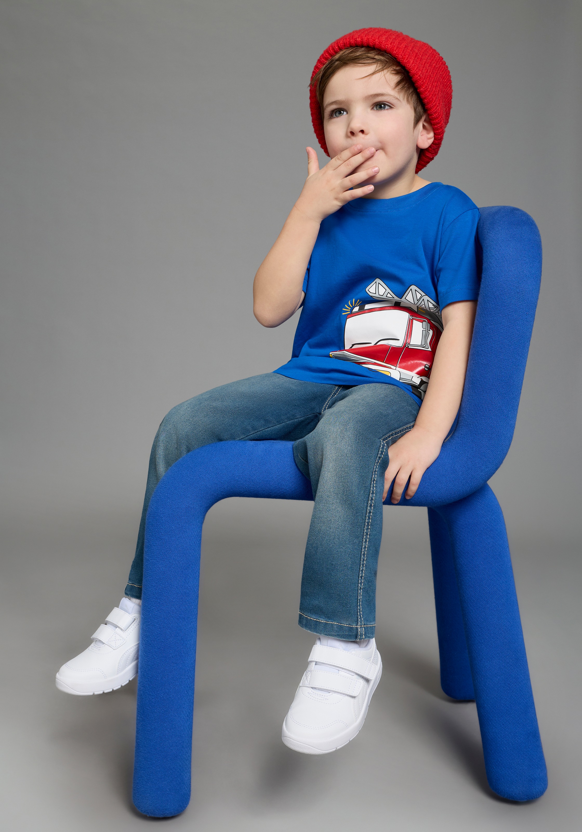 KIDSWORLD T-shirt »Cooles Shirt mit Feuerwehr Folienprint« pour garçons, manches courtes, avec impression pailletée, coupe basique