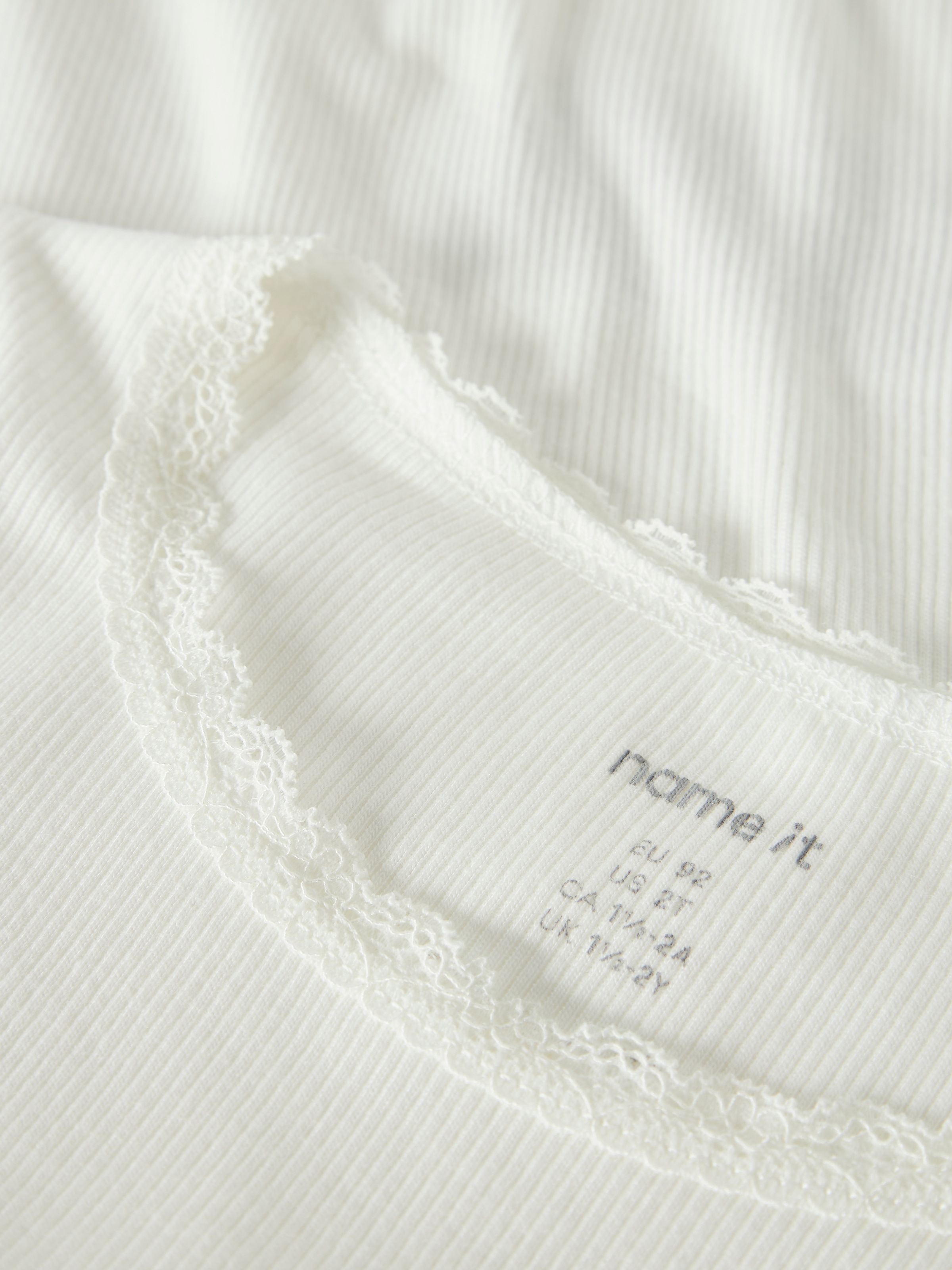 Name It T-shirt à manches longues »NMFKAB LS TOP NOOS« en côtes fines et avec jolie bordure en dentelle à l'encolure