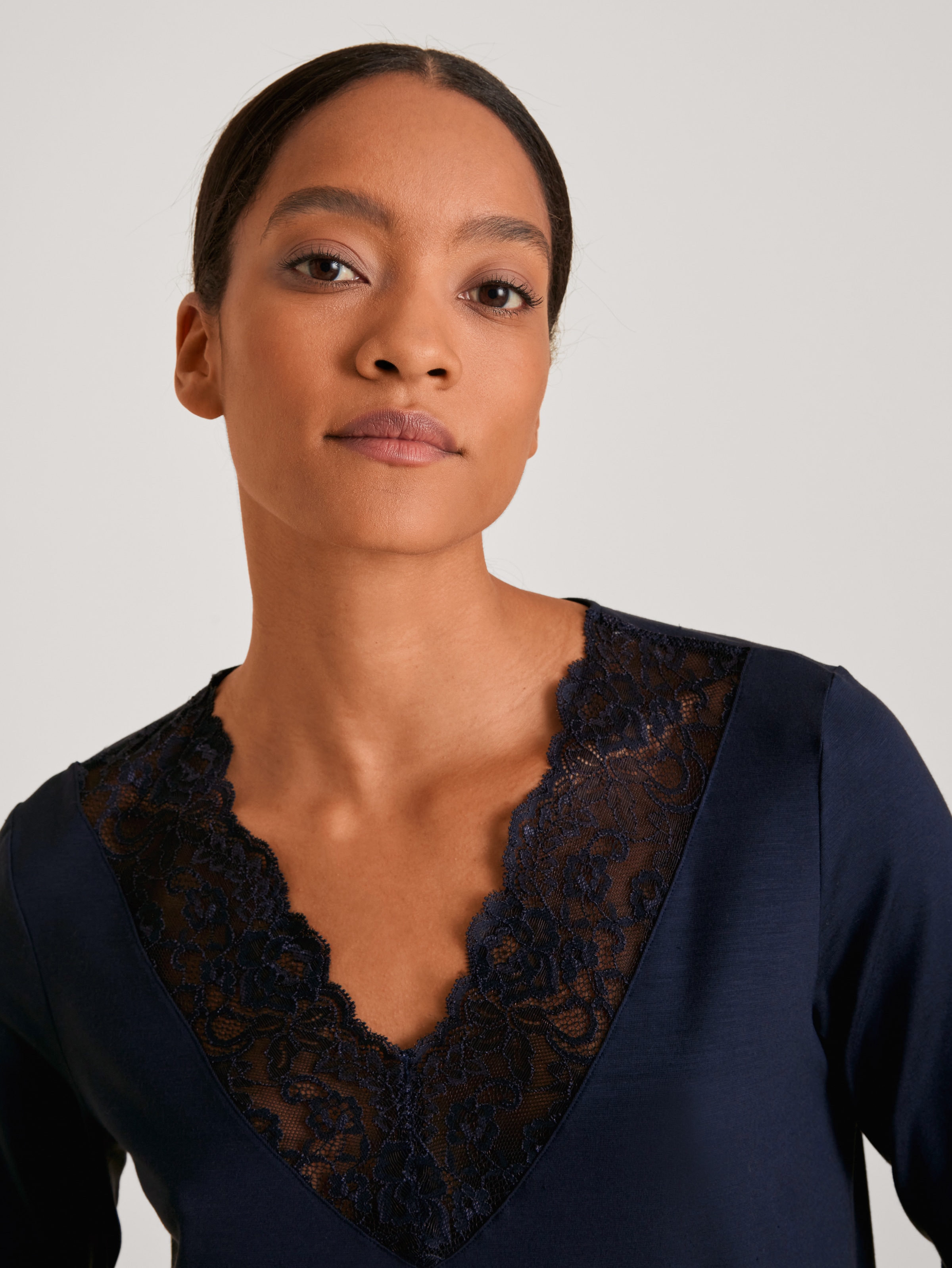 CALIDA Schlafanzug »Elegant Dreams« 2 tlg. Spitzenbesatz, V-Ausschnitt, Single Jersey Qualität, elastisch