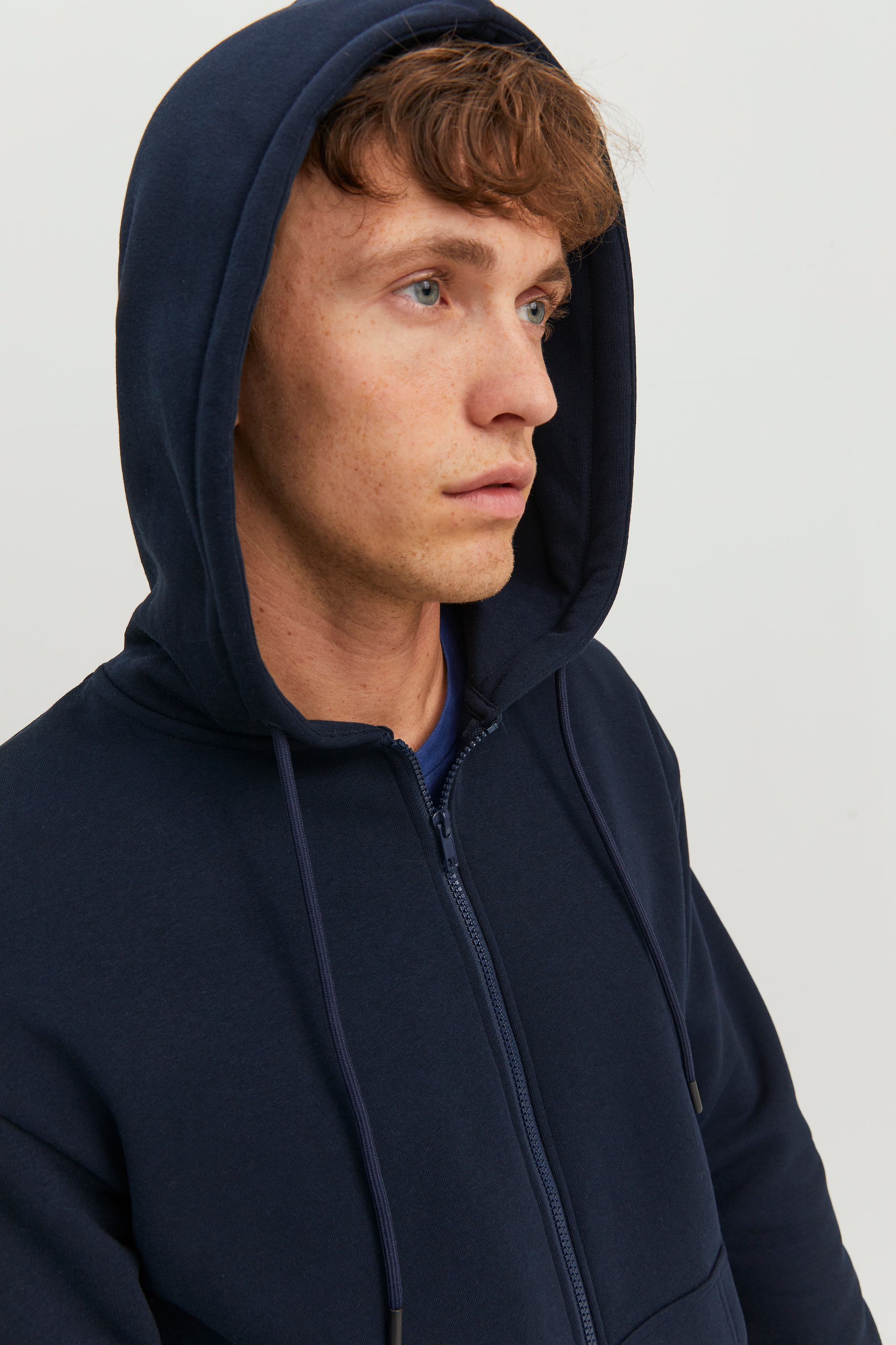 Jack & Jones Kapuzensweatjacke »JJEBRADLEY mit Kapuze, ideal für kalte Jahreszeit« mit Kapuze